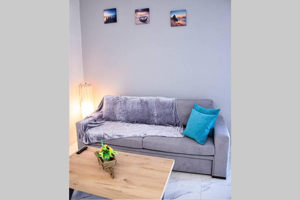 Athens Central 3BD Apartment next to Metro Luxury