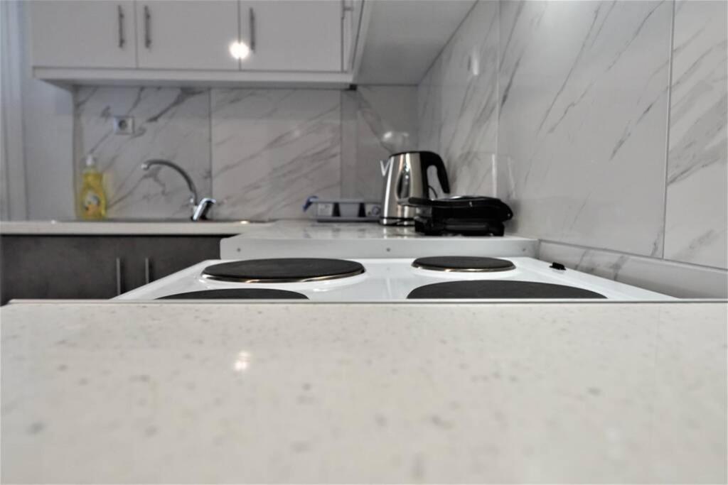 Athens Central 3BD Apartment next to Metro Luxury