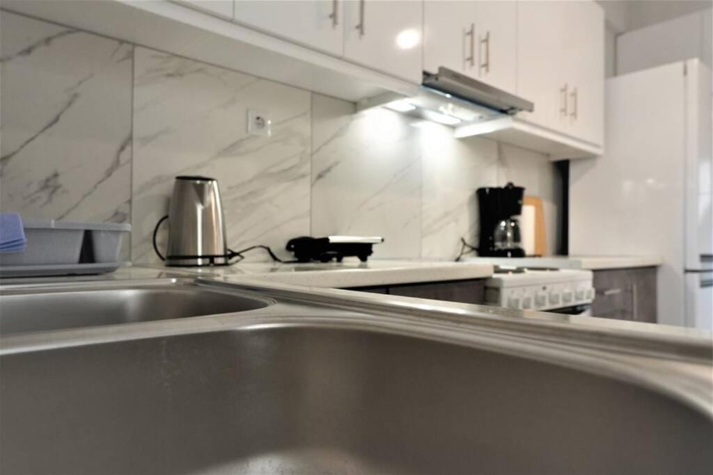 Athens Central 3BD Apartment next to Metro Luxury