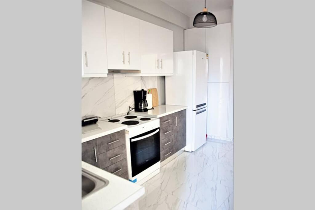 Athens Central 3BD Apartment next to Metro Luxury