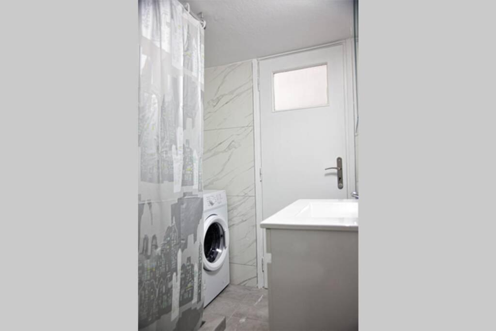 Athens Central 3BD Apartment next to Metro Luxury