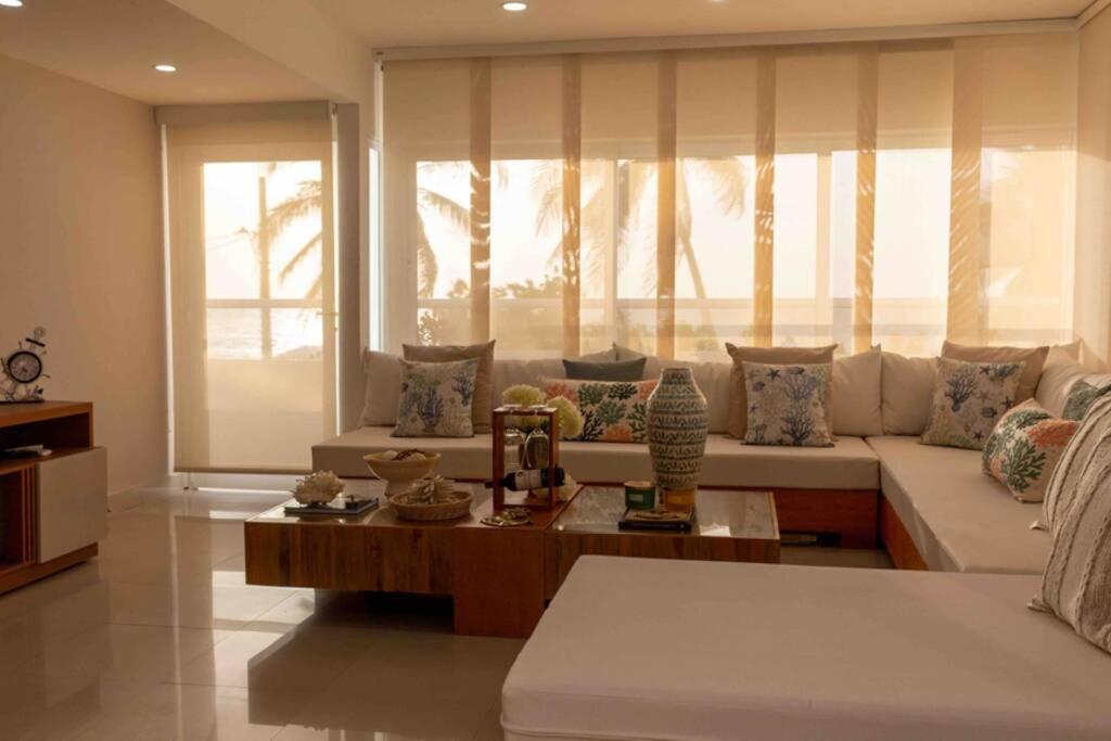 Lujoso apartamento + Jacuzzi. ¡Frente a la playa!