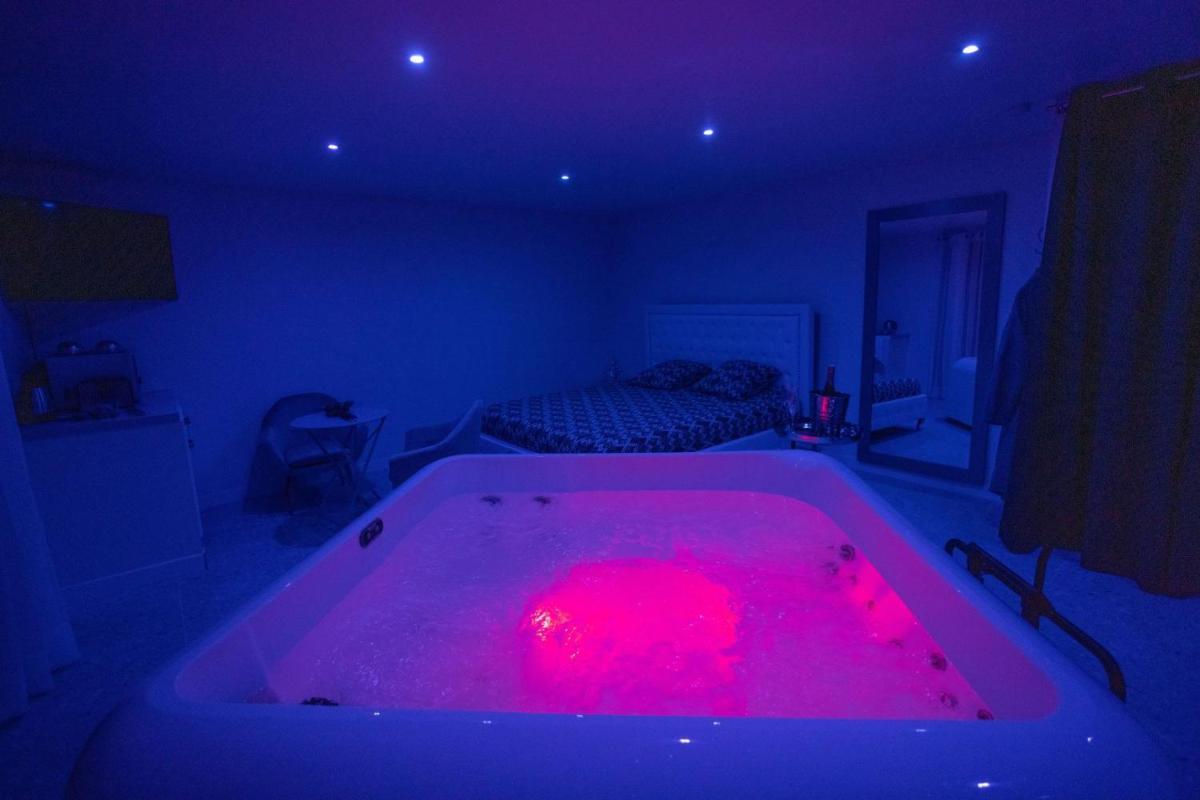 LES SUITES LOVE 1 SPA VUE MER PISCINe view 2