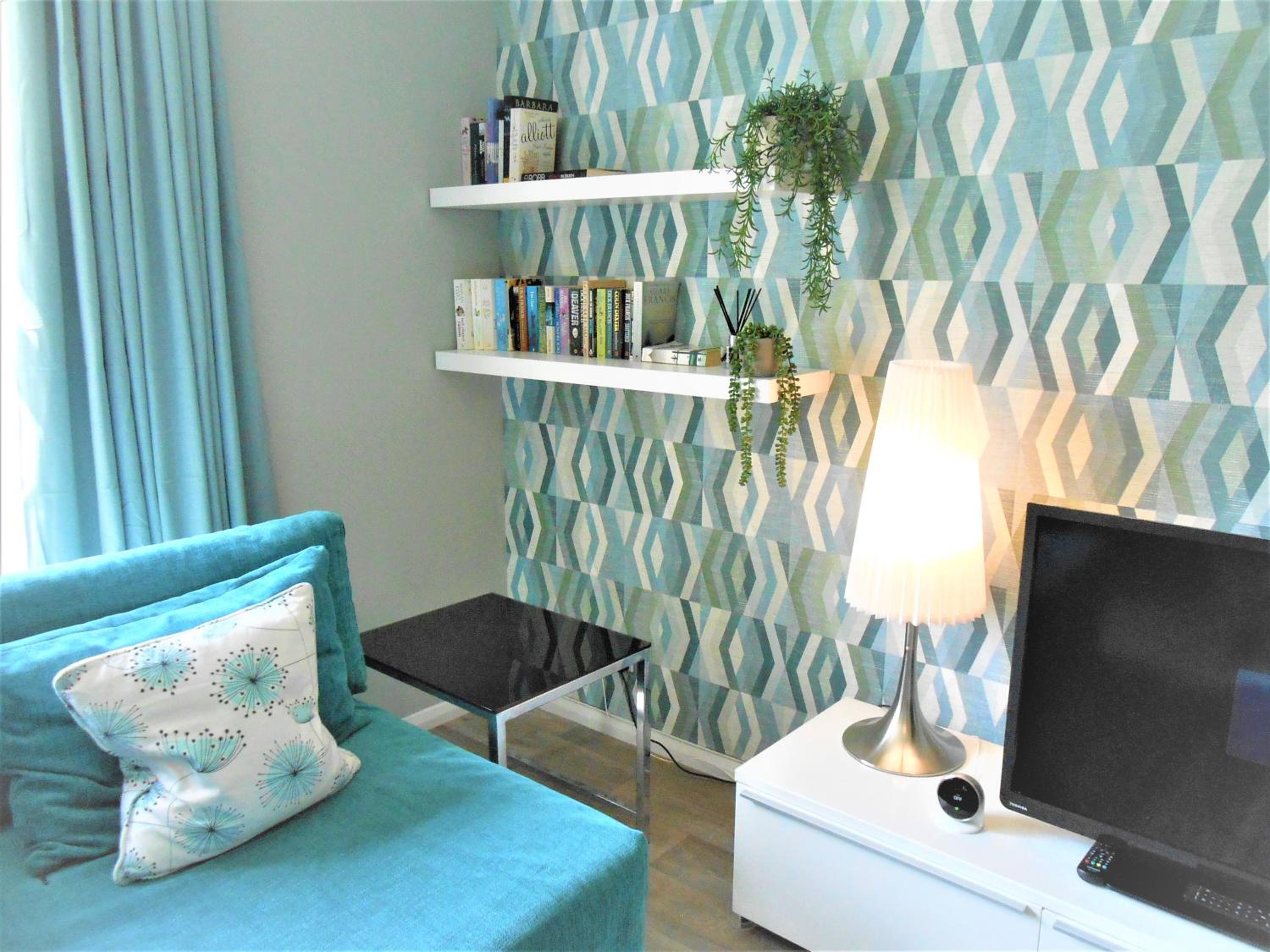 Surbiton modern 2 bedroom flat with parking view 2