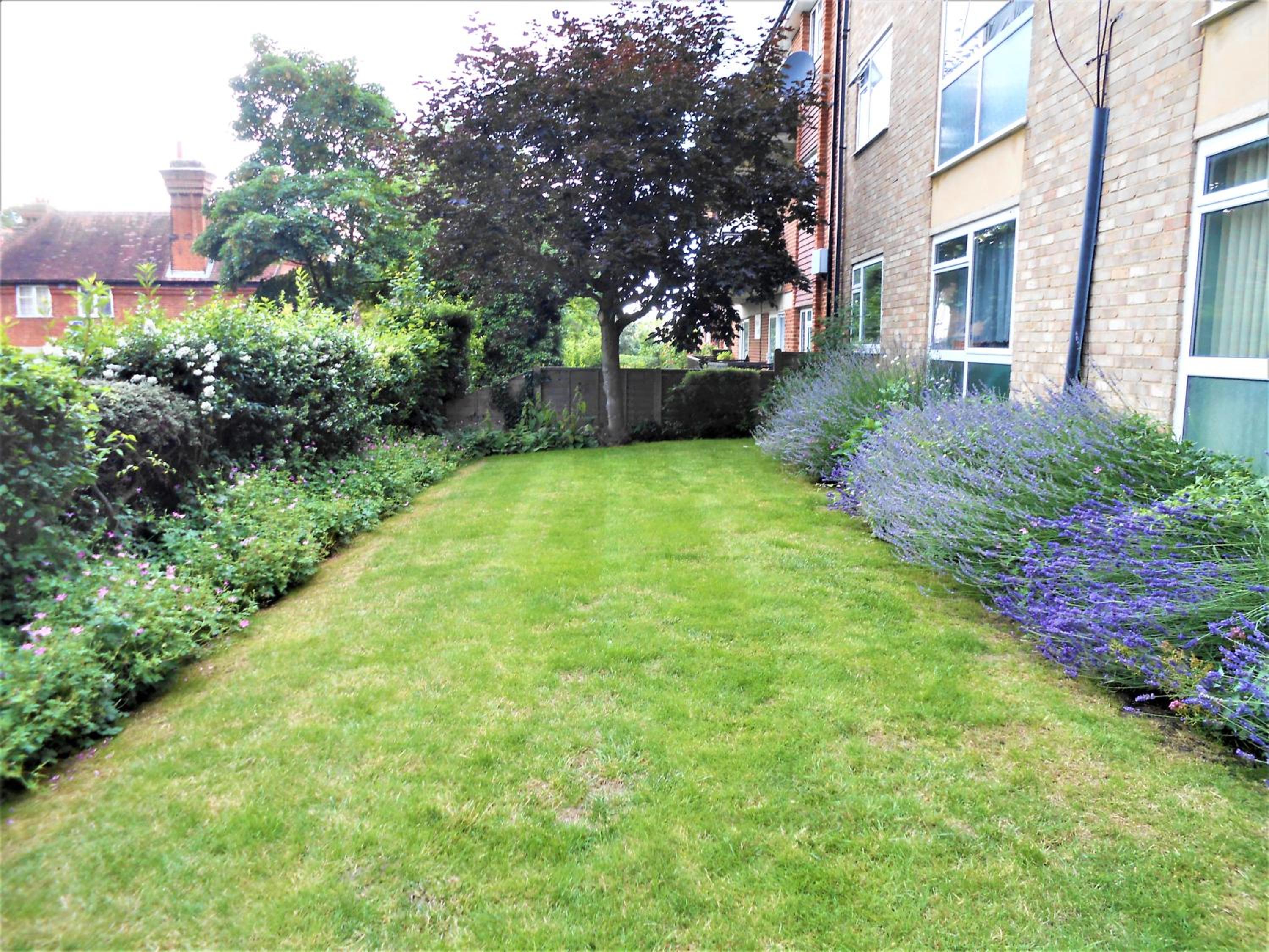 Surbiton modern 2 bedroom flat with parking view 3