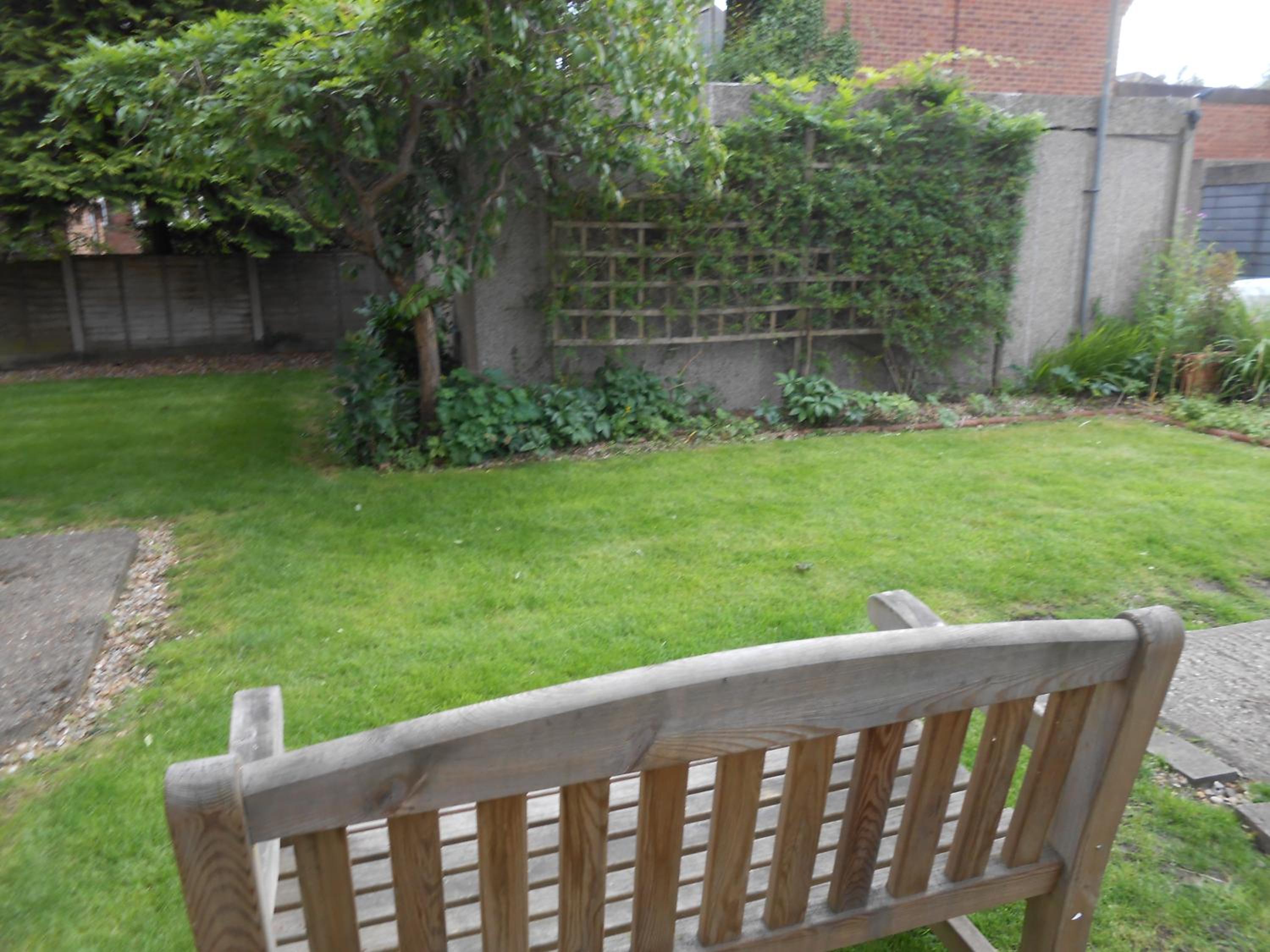 Surbiton modern 2 bedroom flat with parking view 4