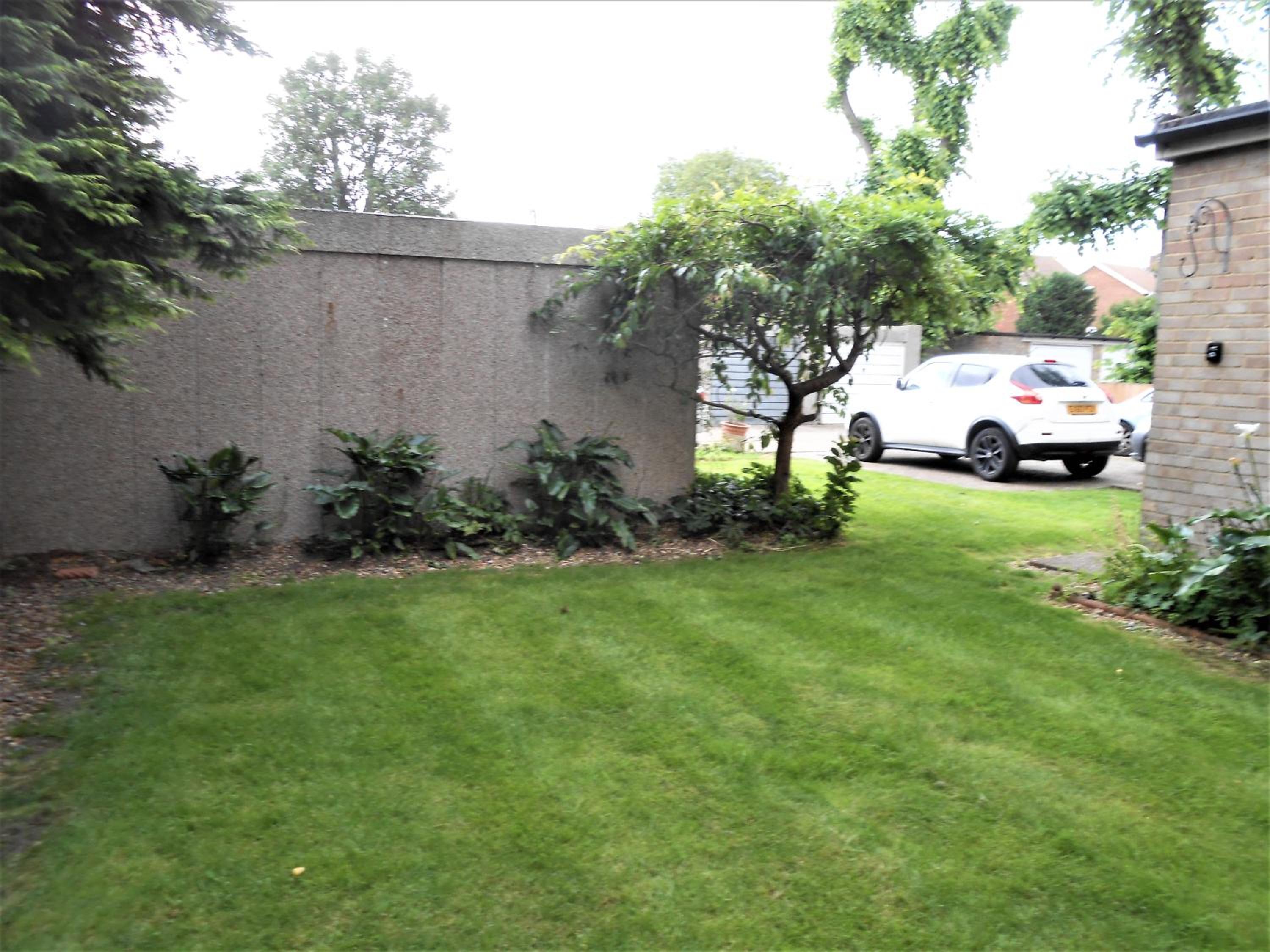 Surbiton modern 2 bedroom flat with parking view 5