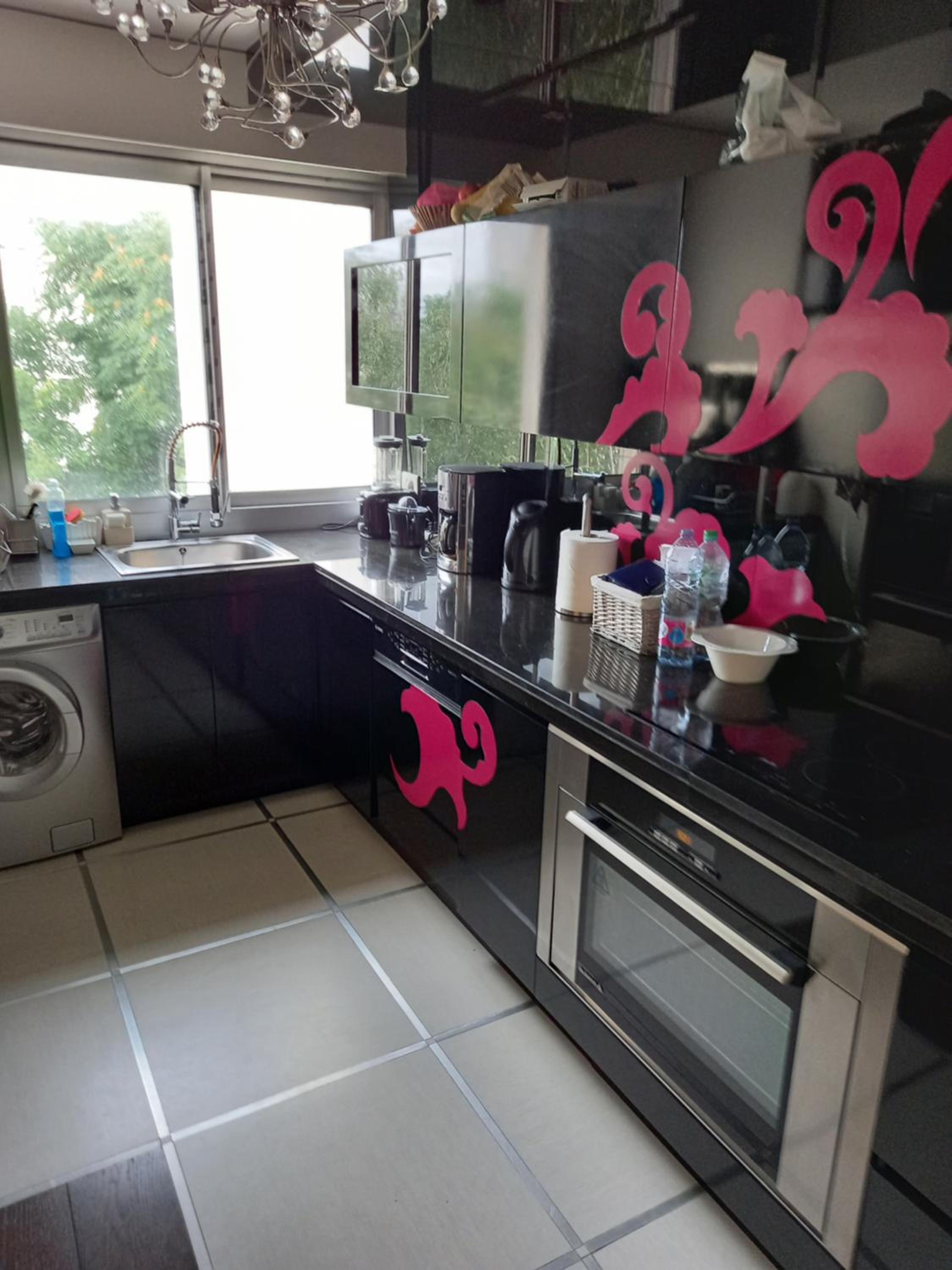 Parisian Sparkle Retreat, 150m from American Hospital