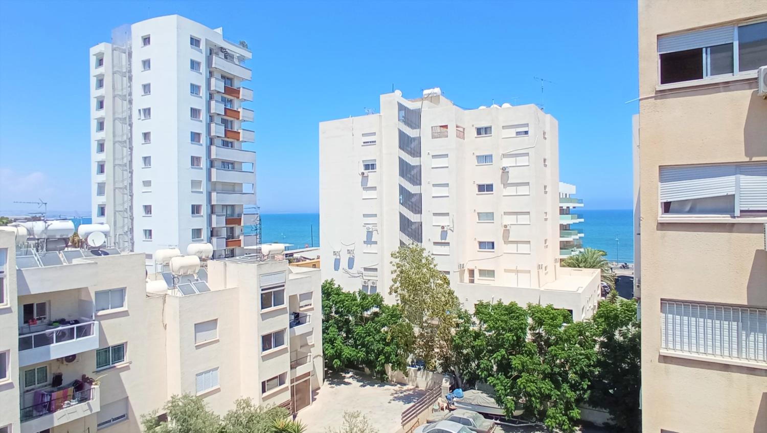 5 min to the Beach Holiday Shared Apartment - private ROOM in 3 bdr Apt view 2