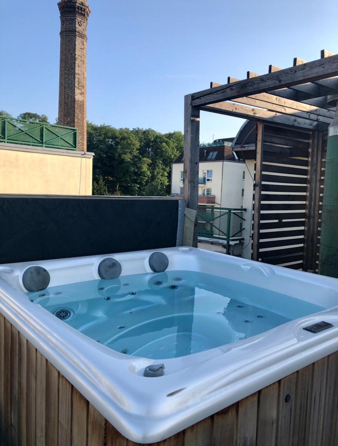 Romantic studio with jacuzzi