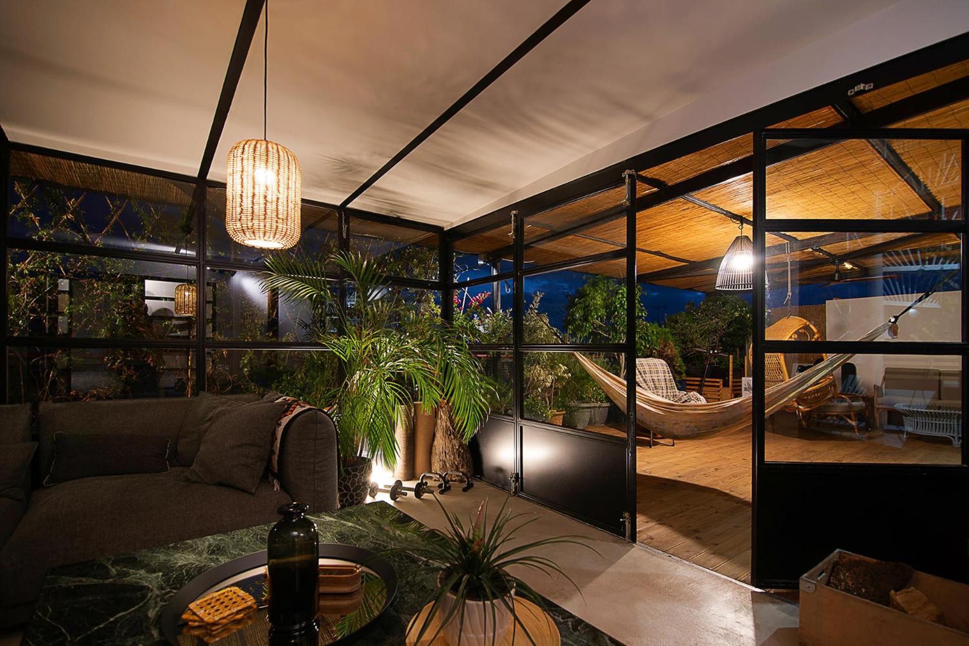 Hotel Unique solar penthouse with jacuzzi and sauna in central Athens - Image 1