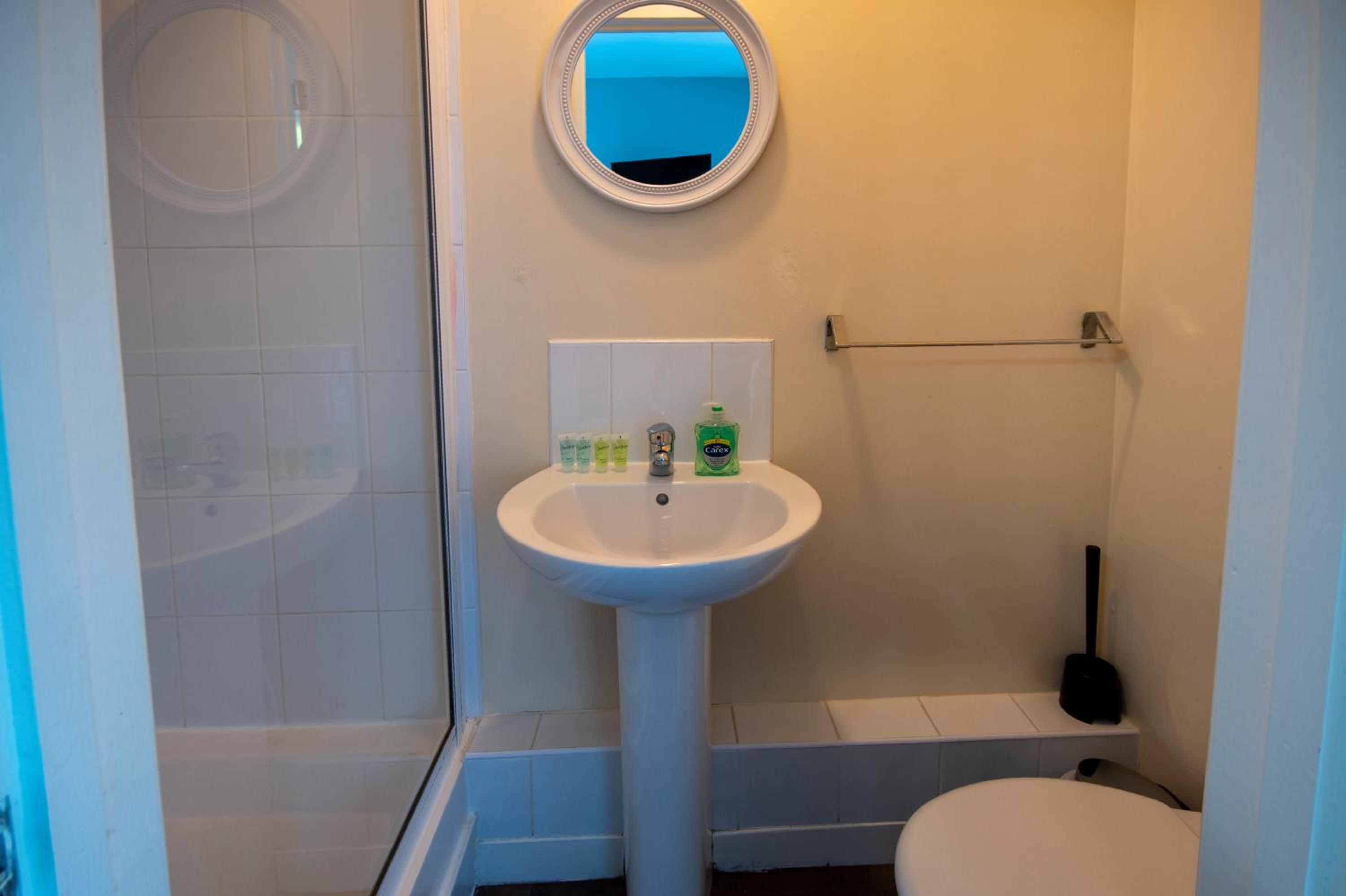Irvine Riverside Guesthouse