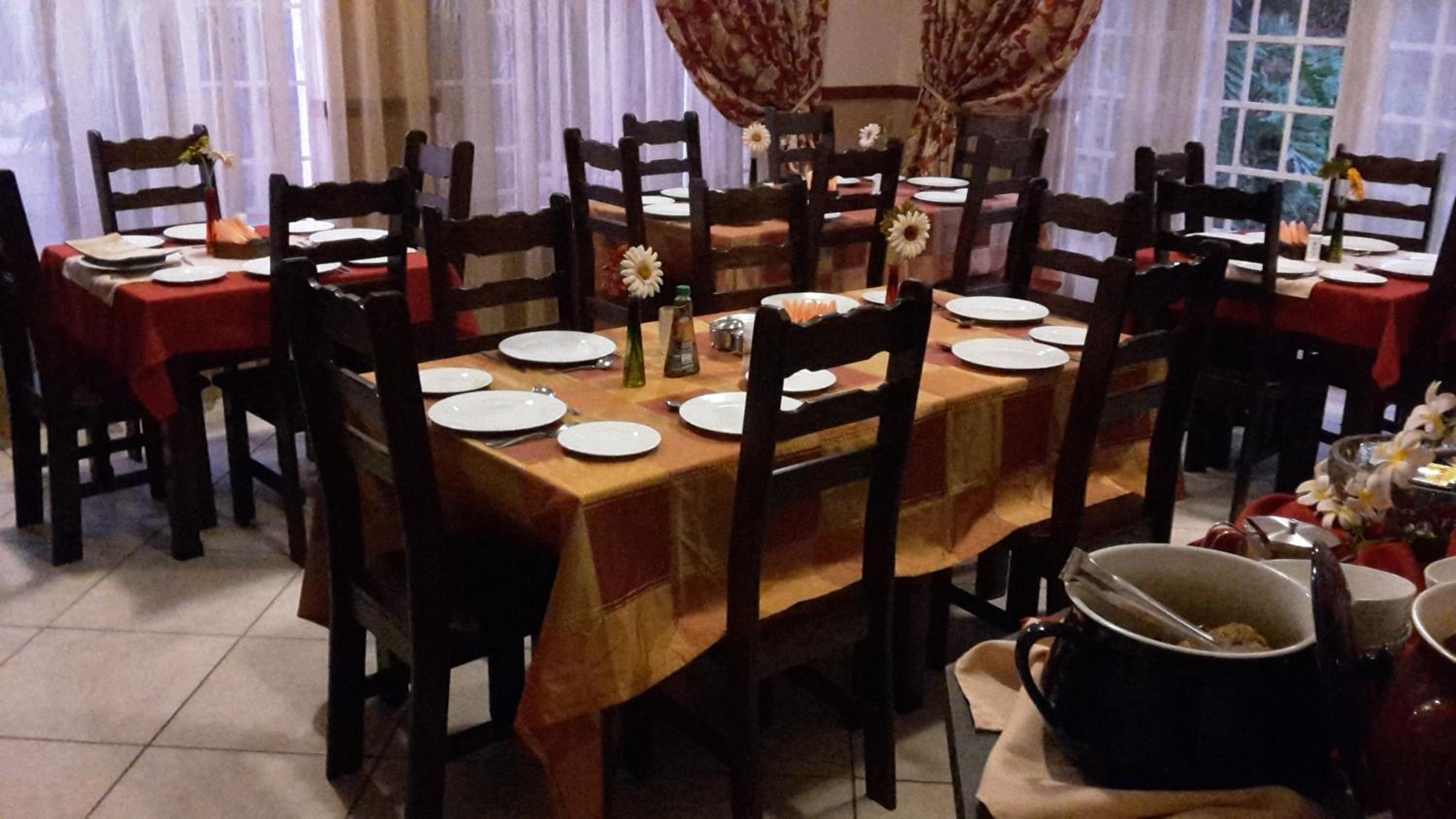 Heatherdale Guesthouse & Shuttle Services