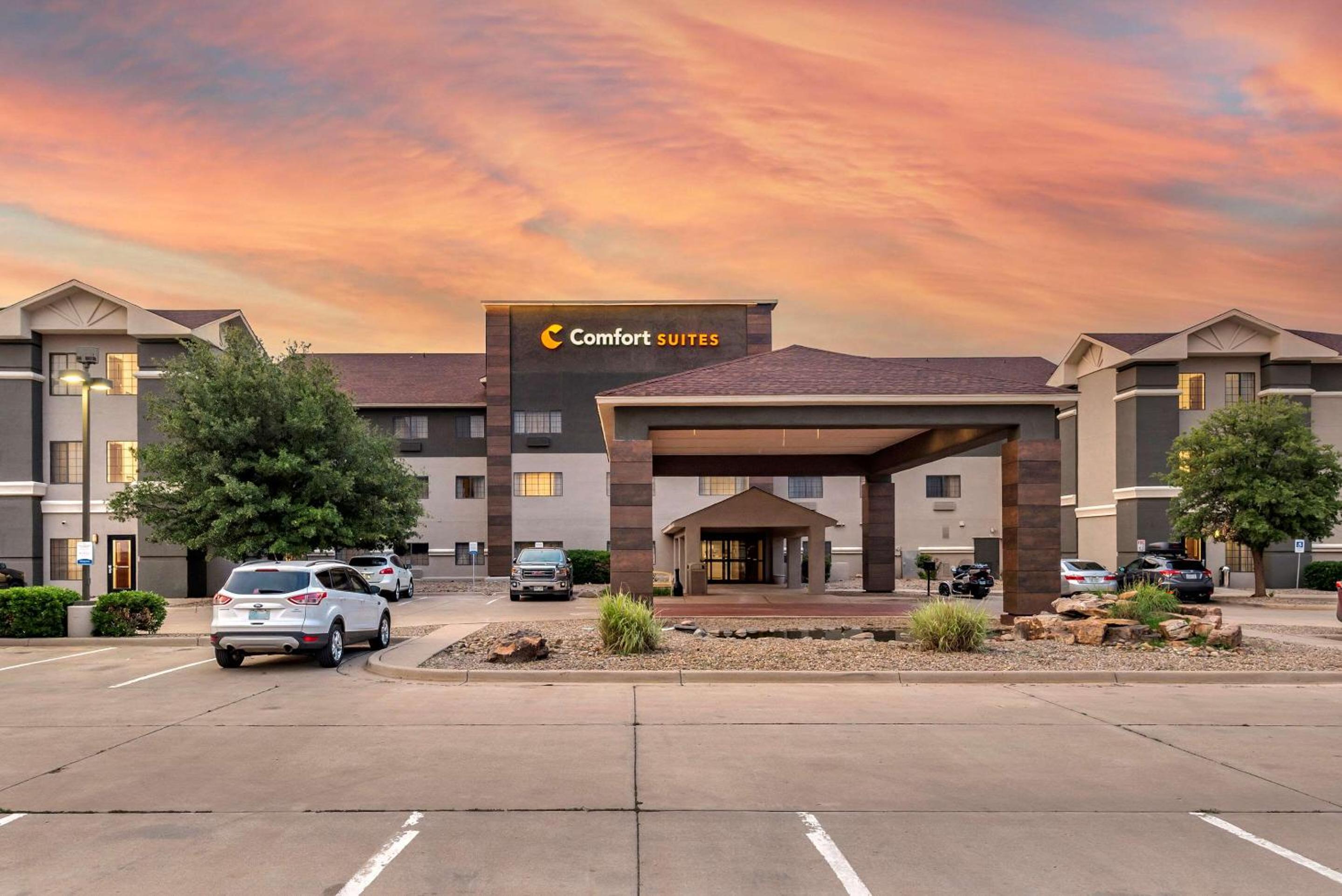 Clovis Vacations - Comfort Suites - Property Image 1