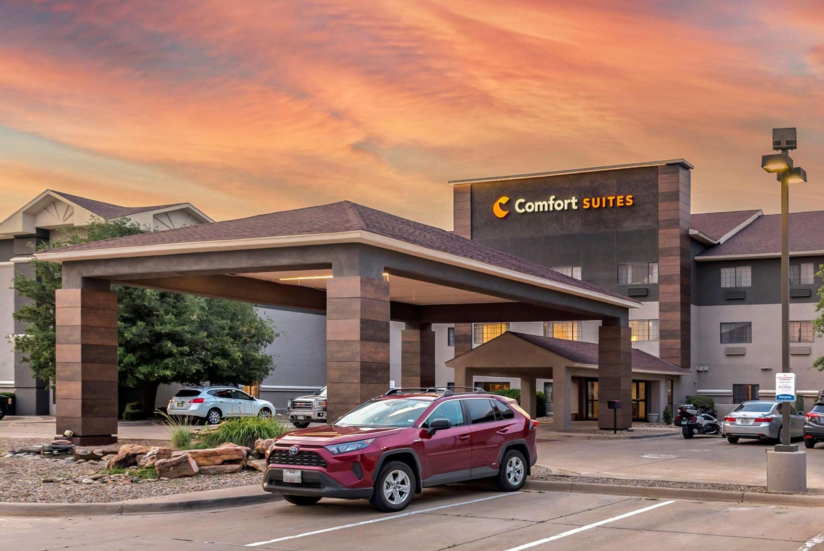 Comfort Suites Clovis North view 4