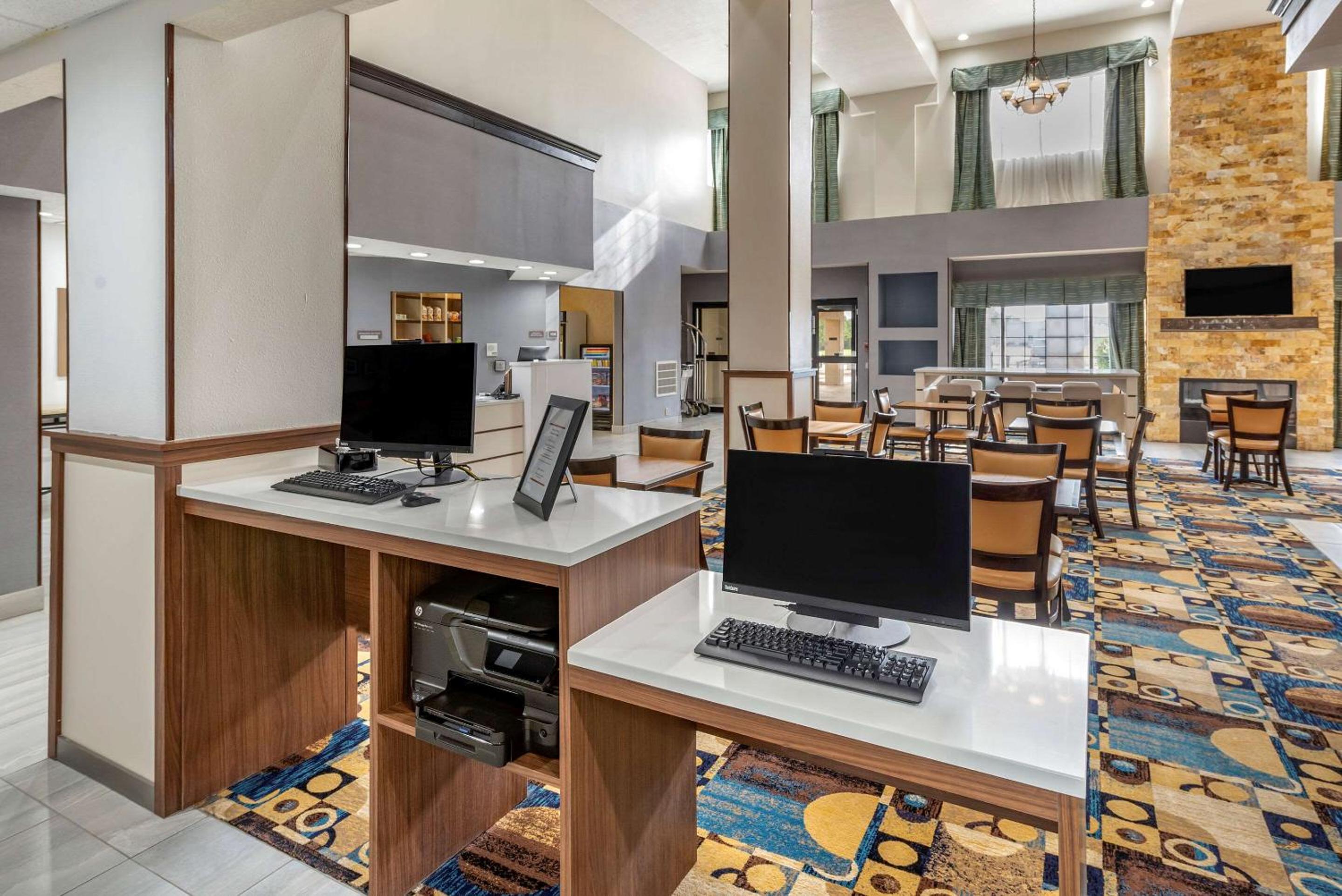 Clovis Vacations - Comfort Suites - Property Image 9
