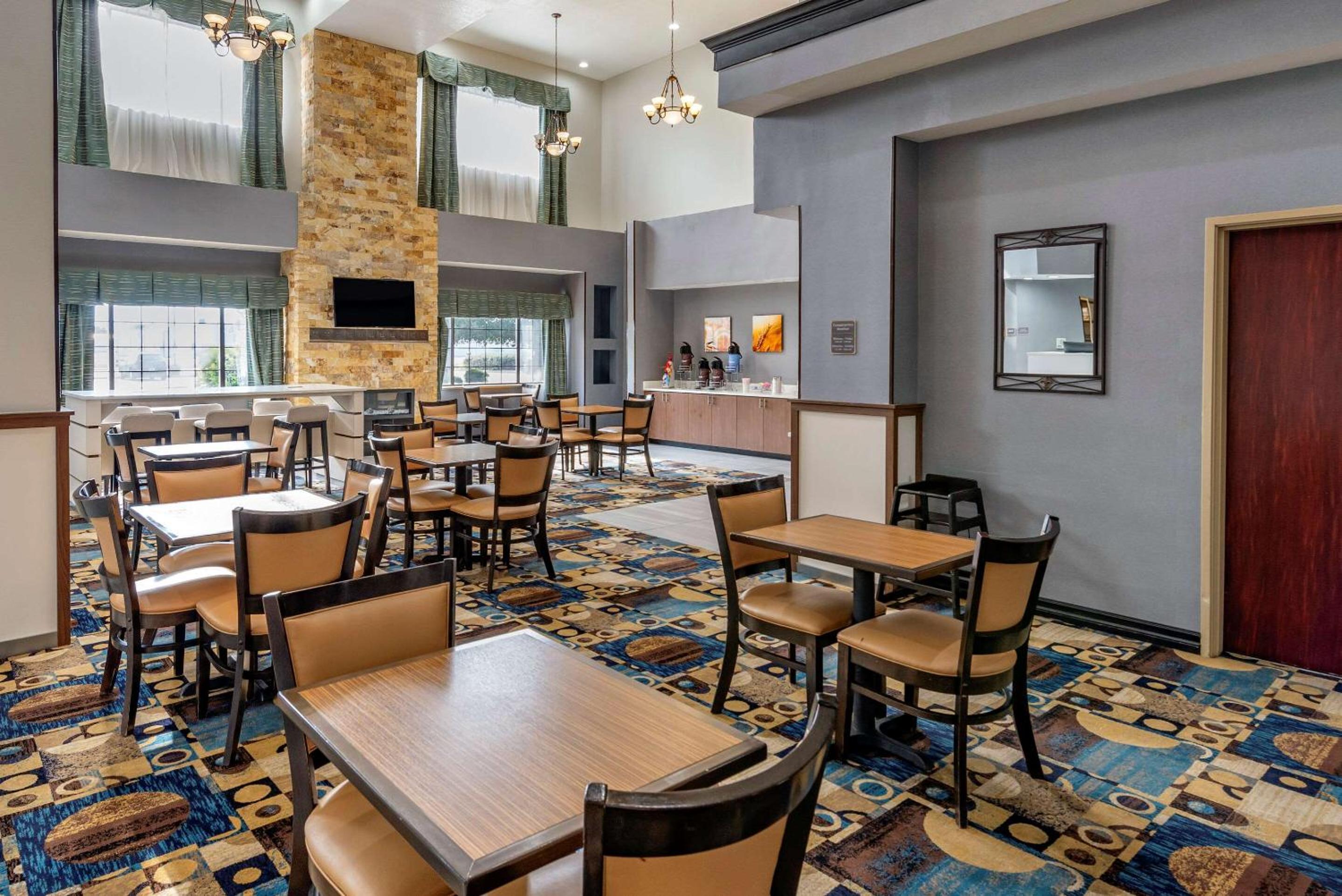 Clovis Vacations - Comfort Suites - Property Image 11