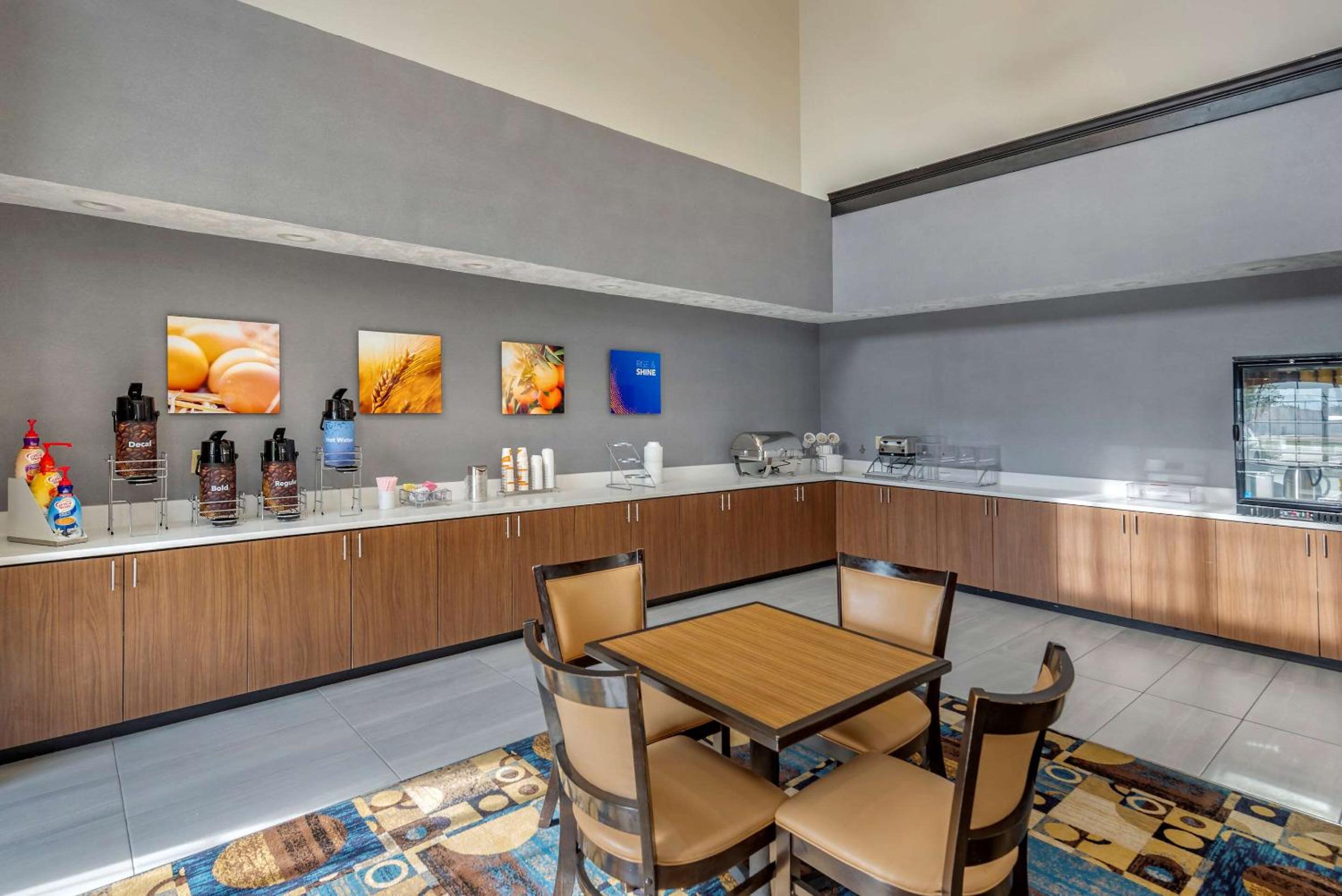 Clovis Vacations - Comfort Suites - Property Image 1