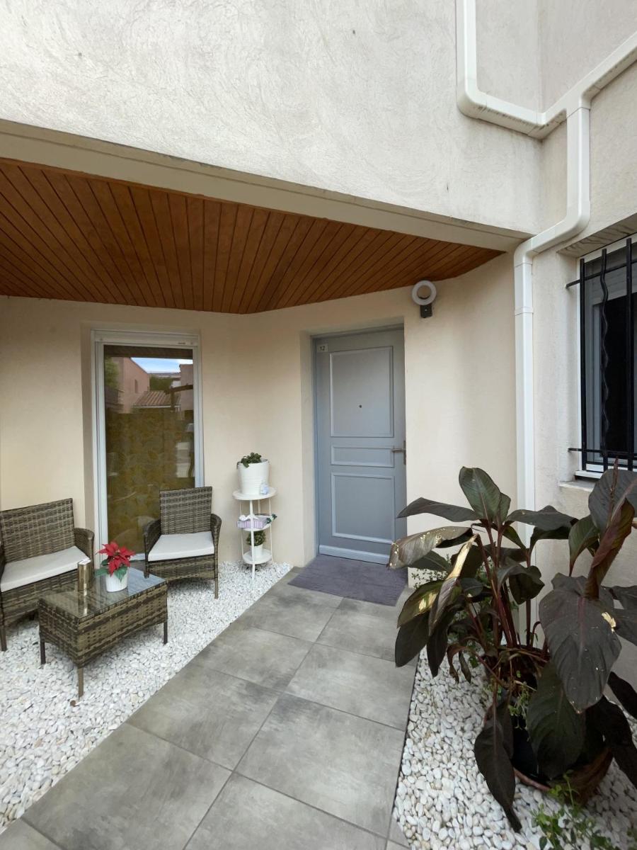 Chambre moderne et équipée chez Patricia et Roger view 5