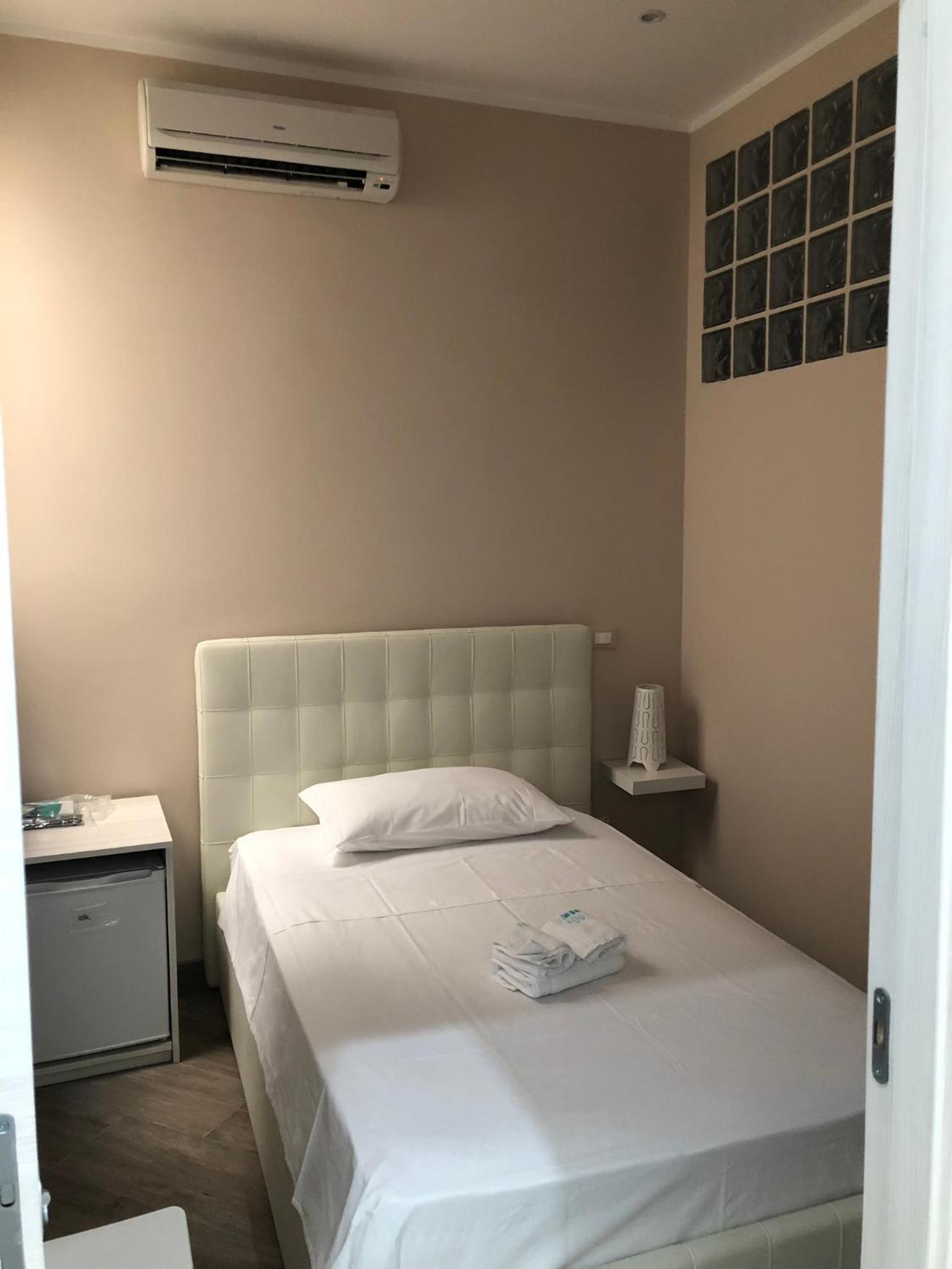 Elena Rooms photo 3
