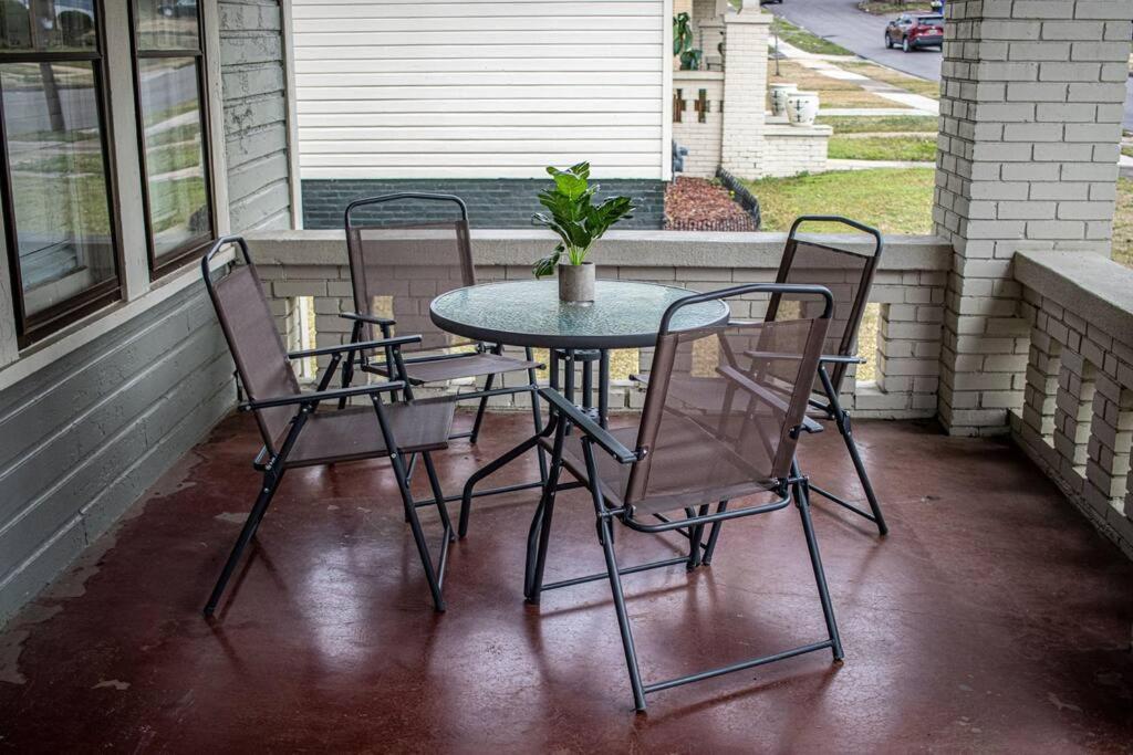 Beautiful Tarrant Home-Minutes to Airport and Downtown view 2