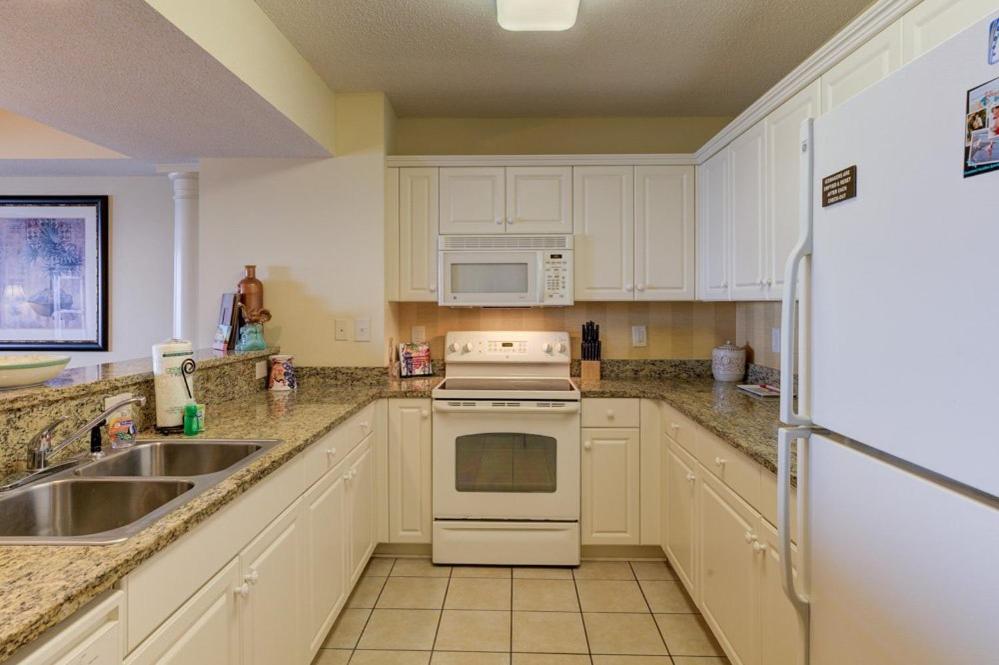 Custom decor,oceanfront and spacious onsite restaurant pools pool bar Sleeps 10 view 5