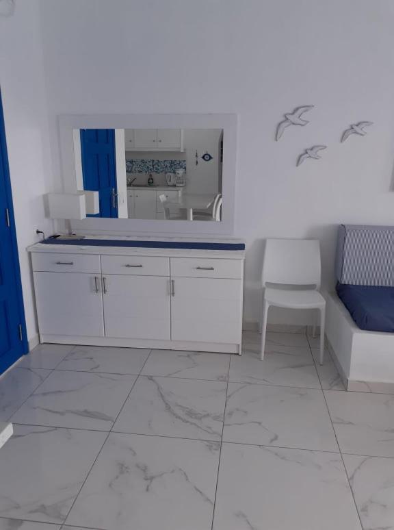 Blue and White Studios & Apartments