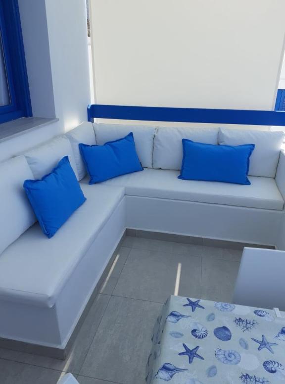 Blue and White Studios & Apartments