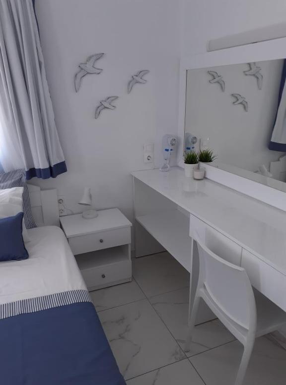 Blue and White Studios & Apartments