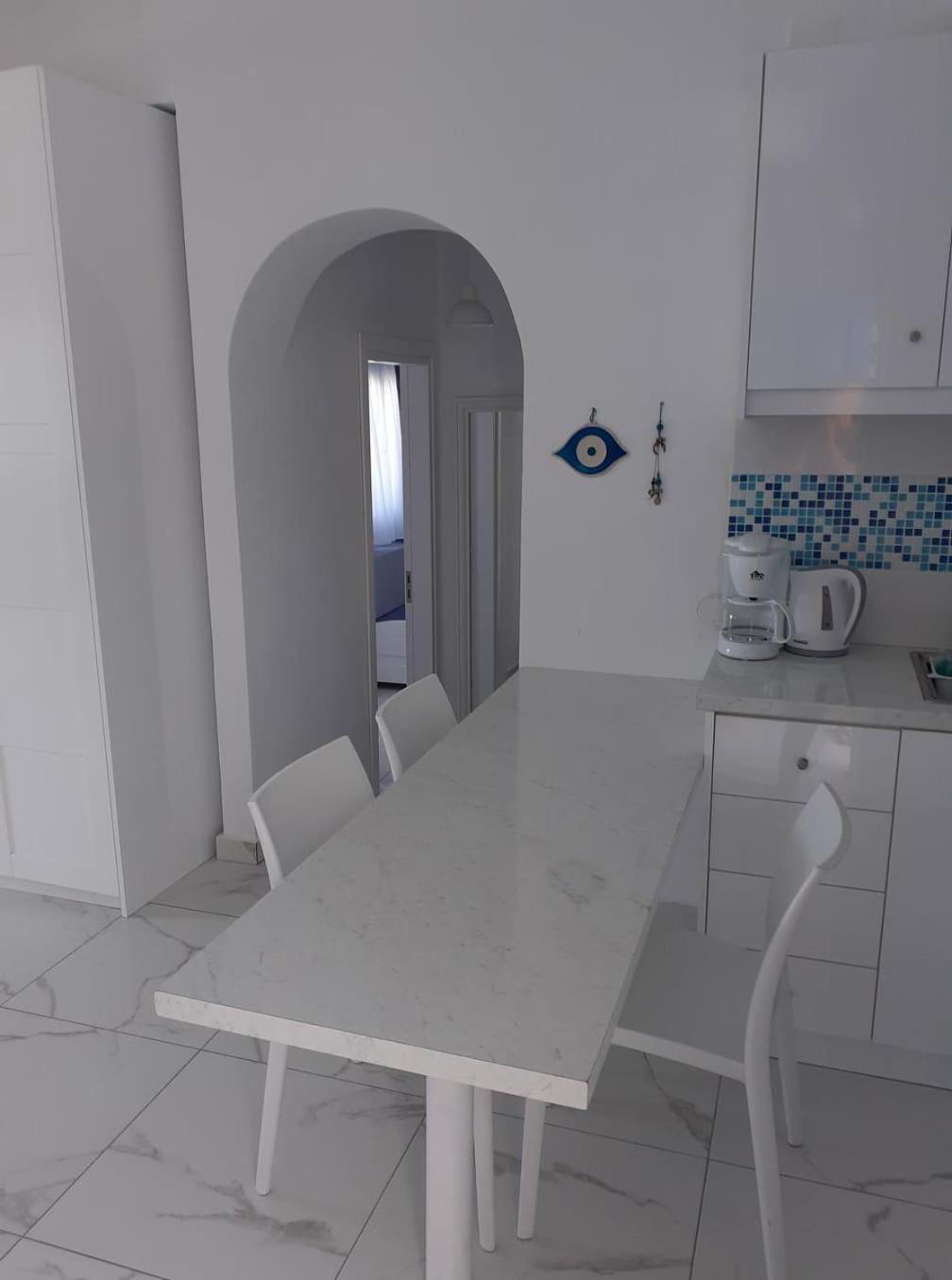 Blue and White Studios & Apartments