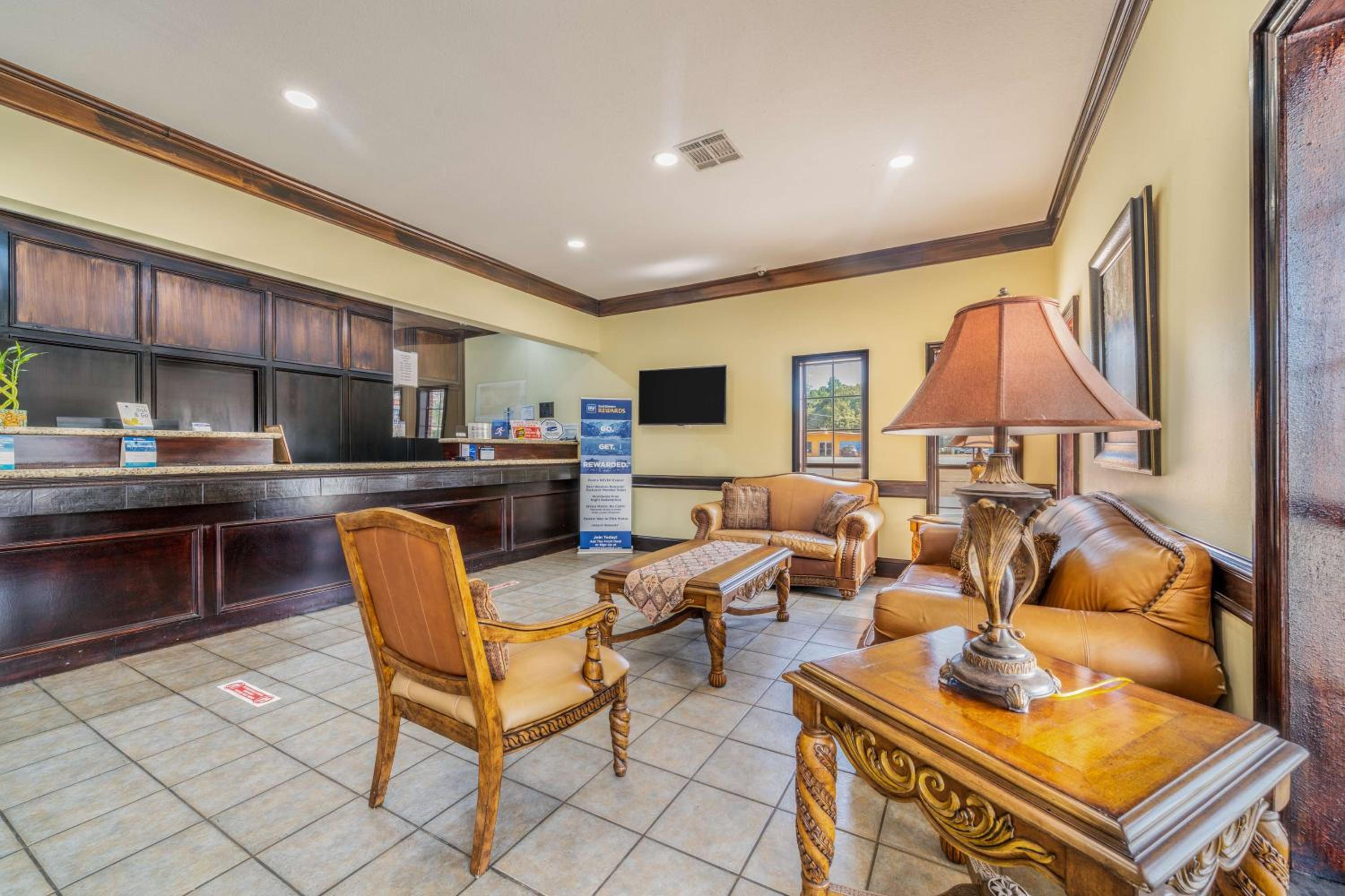 Jasper Vacations - Best Western Inn of Jasper - Property Image 1