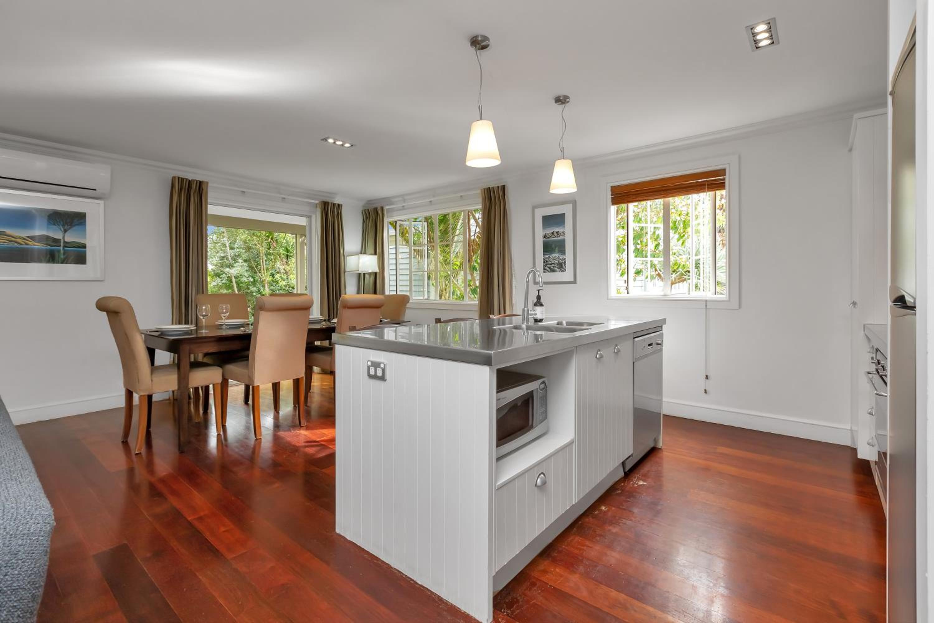 Russell Cottages - Russell Holiday Home
