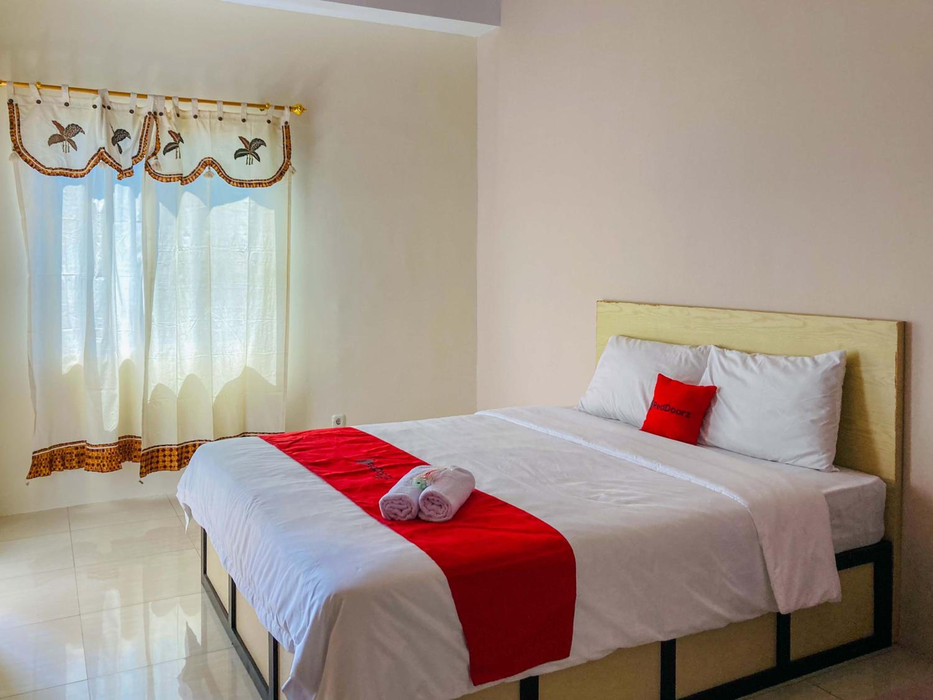 Hotel RedDoorz near Lippo Mall Yogyakarta - Image 1