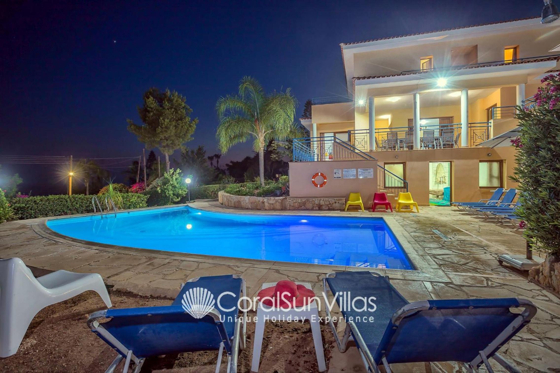 Exceptional Large Villa, FREE HEATED Pool 1 NOV - 15 JAN, Privacy,Prime Location