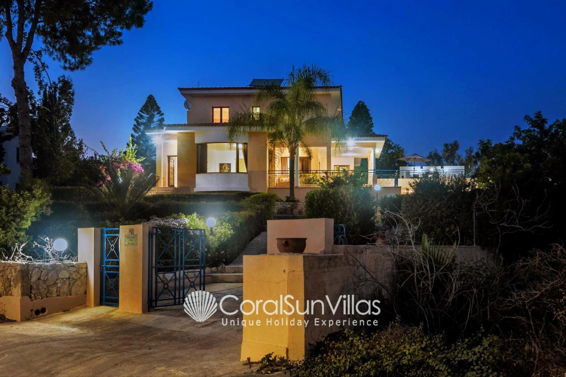 Exceptional Large Villa, FREE HEATED Pool 1 NOV - 15 JAN, Privacy,Prime Location