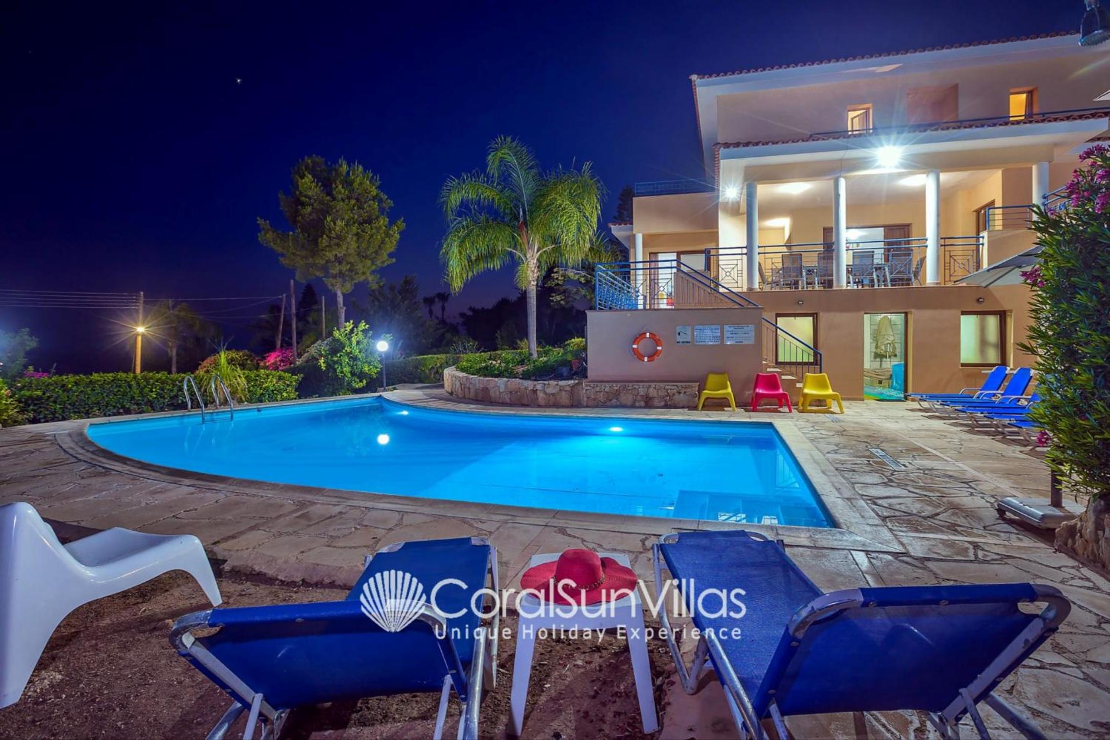 Exceptional Large Villa, FREE HEATED Pool 1 NOV - 15 JAN, Privacy,Prime Location