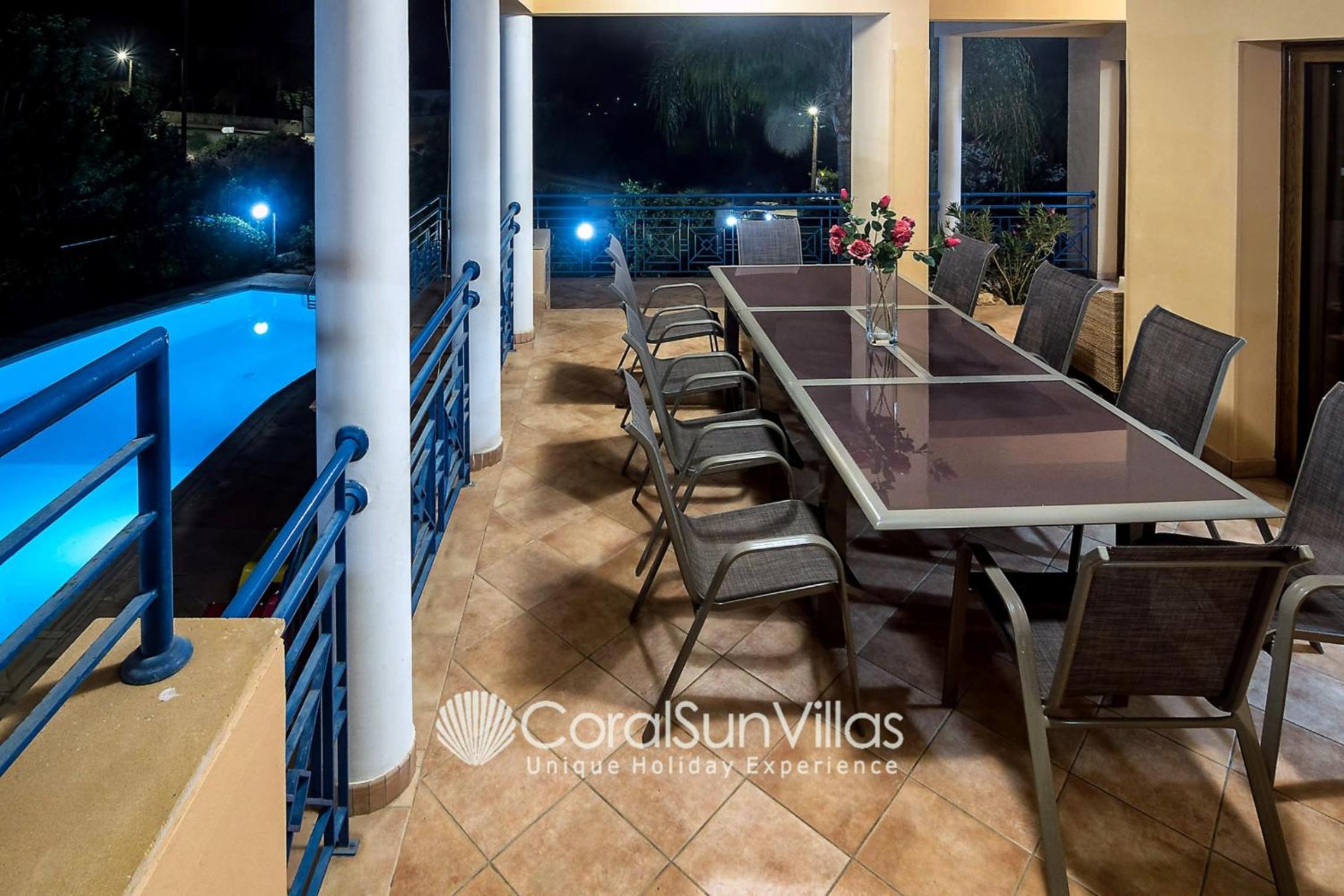 Exceptional Large Villa, FREE HEATED Pool 1 NOV - 15 JAN, Privacy,Prime Location