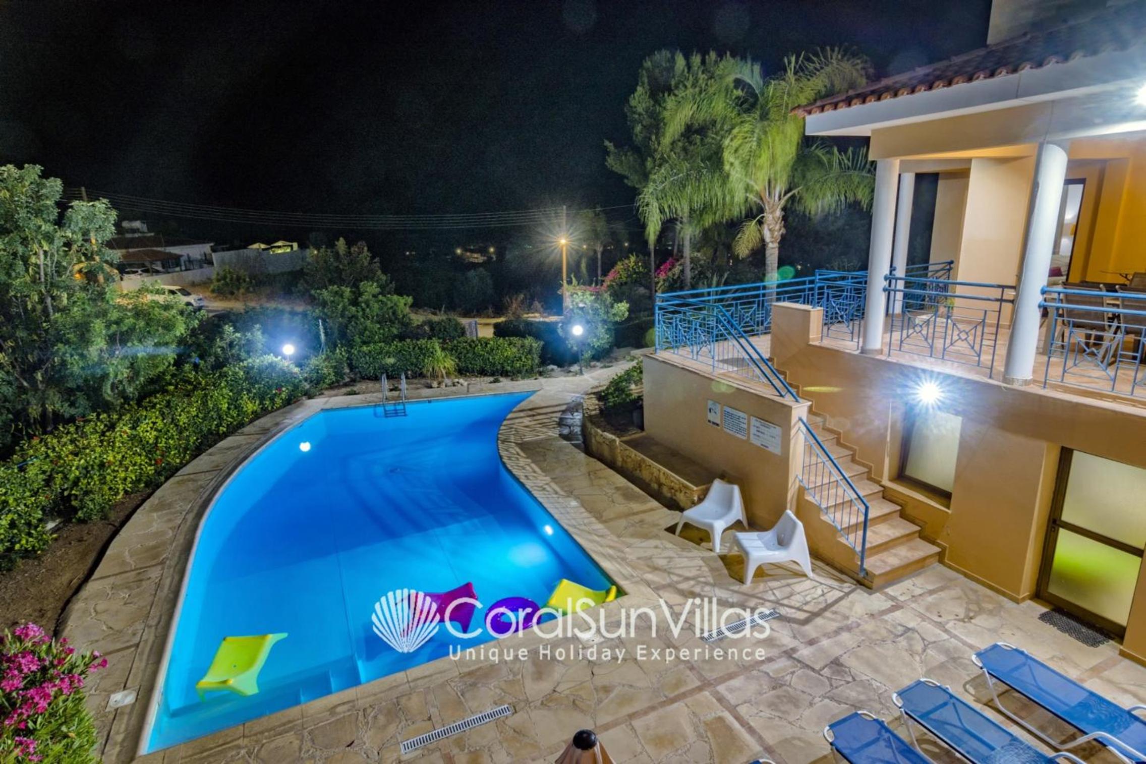 Exceptional Large Villa, FREE HEATED Pool 1 NOV - 15 JAN, Privacy,Prime Location