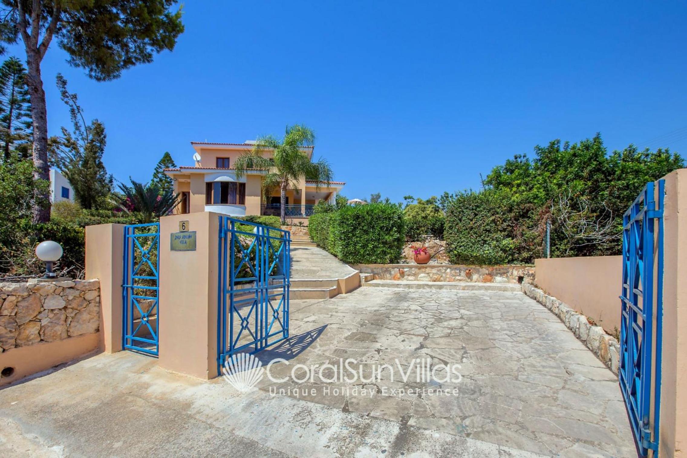 Exceptional Large Villa, FREE HEATED Pool 1 NOV - 15 JAN, Privacy,Prime Location