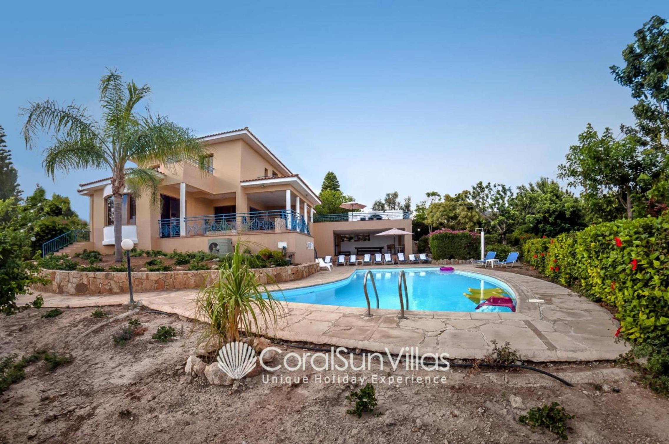 Exceptional Large Villa, FREE HEATED Pool 1 NOV - 15 JAN, Privacy,Prime Location