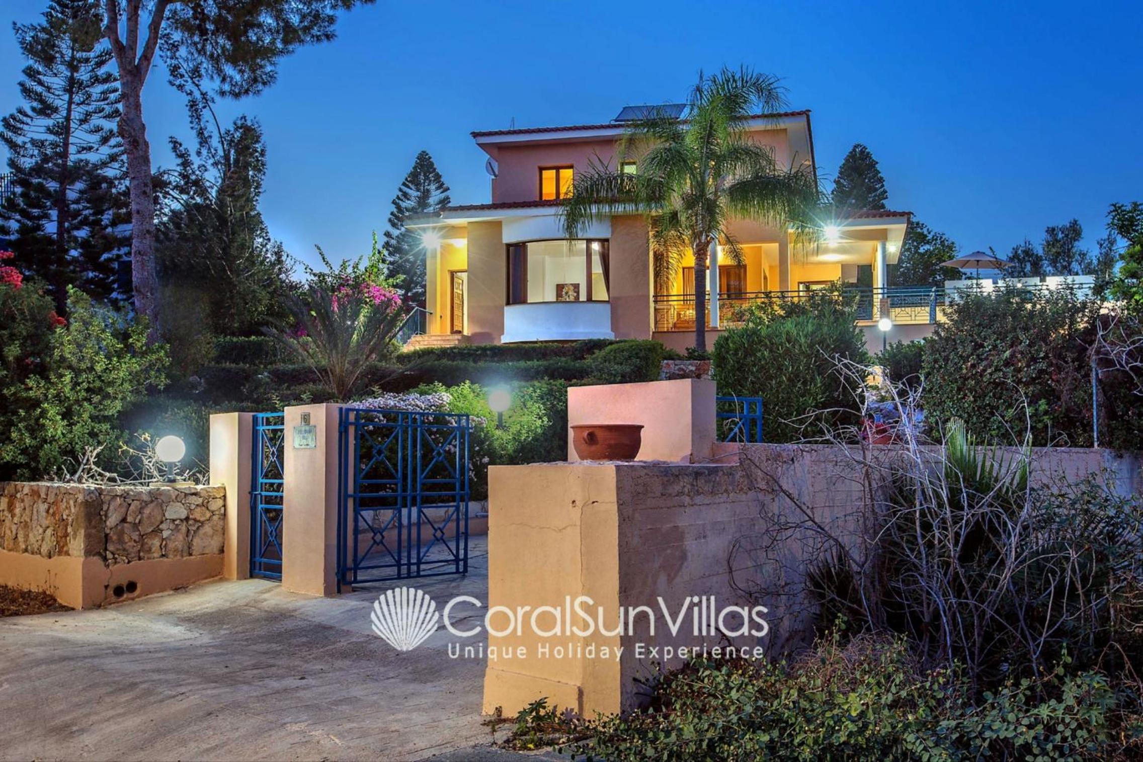 Exceptional Large Villa, FREE HEATED Pool 1 NOV - 15 JAN, Privacy,Prime Location