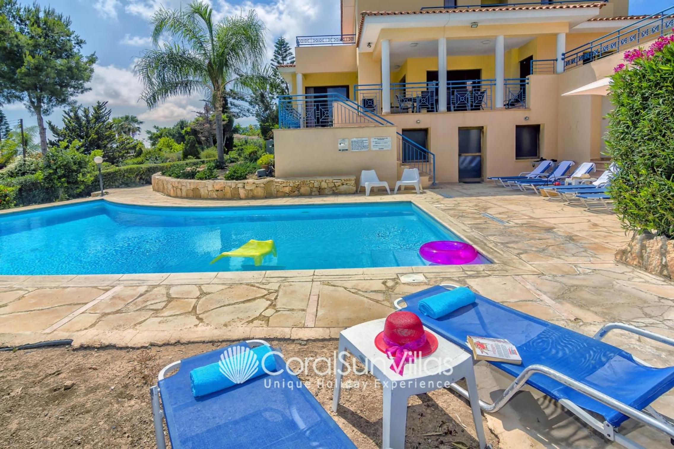 Exceptional Large Villa, FREE HEATED Pool 1 NOV - 15 JAN, Privacy,Prime Location