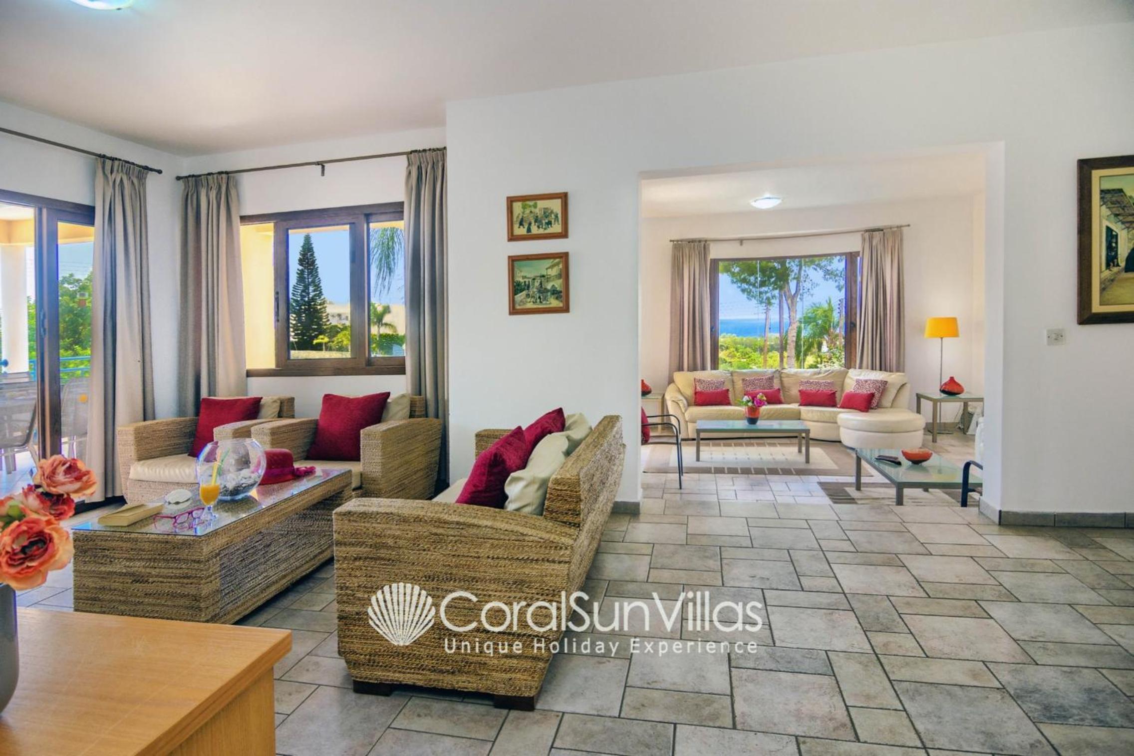 Exceptional Large Villa, FREE HEATED Pool 1 NOV - 15 JAN, Privacy,Prime Location