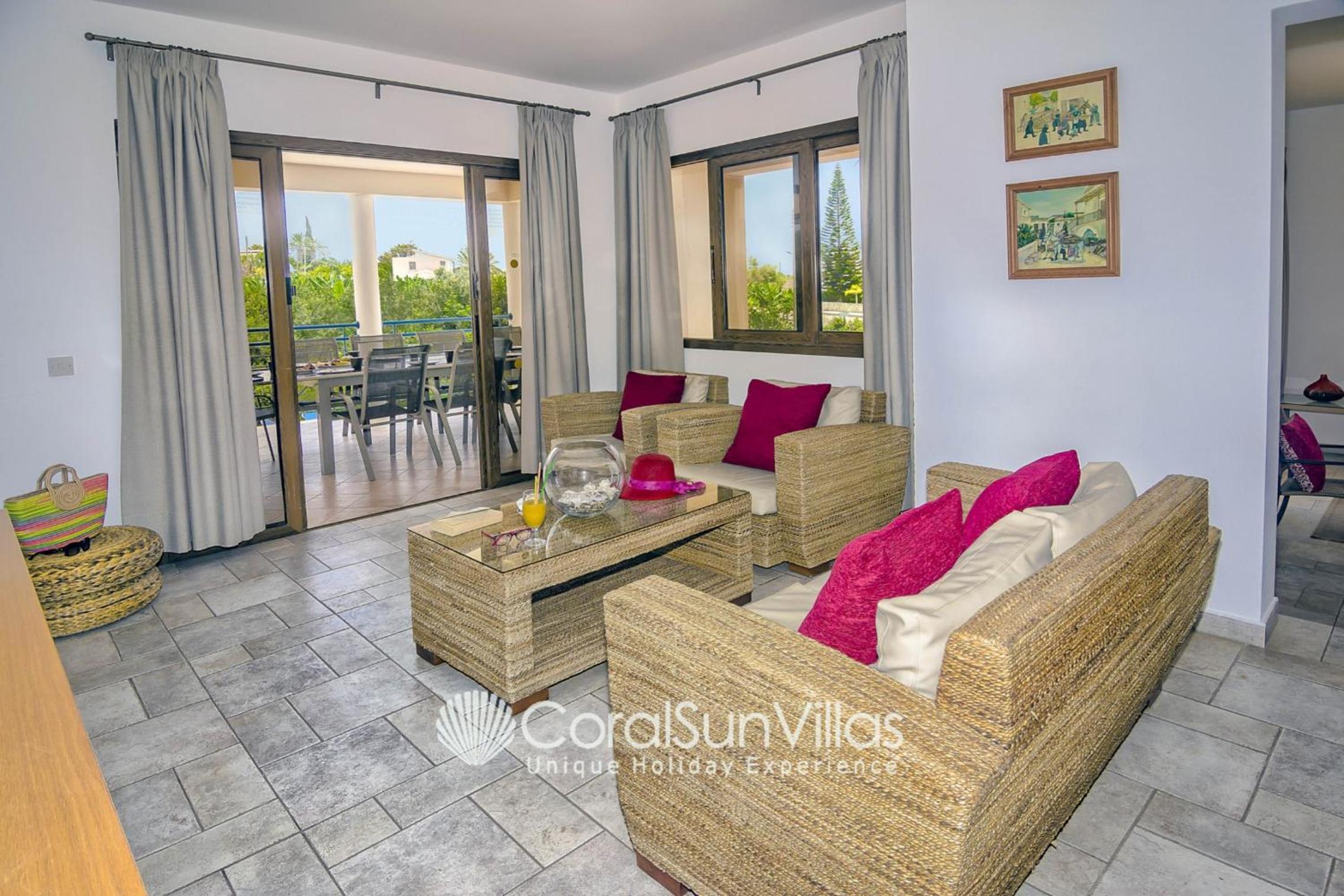 Exceptional Large Villa, FREE HEATED Pool 1 NOV - 15 JAN, Privacy,Prime Location