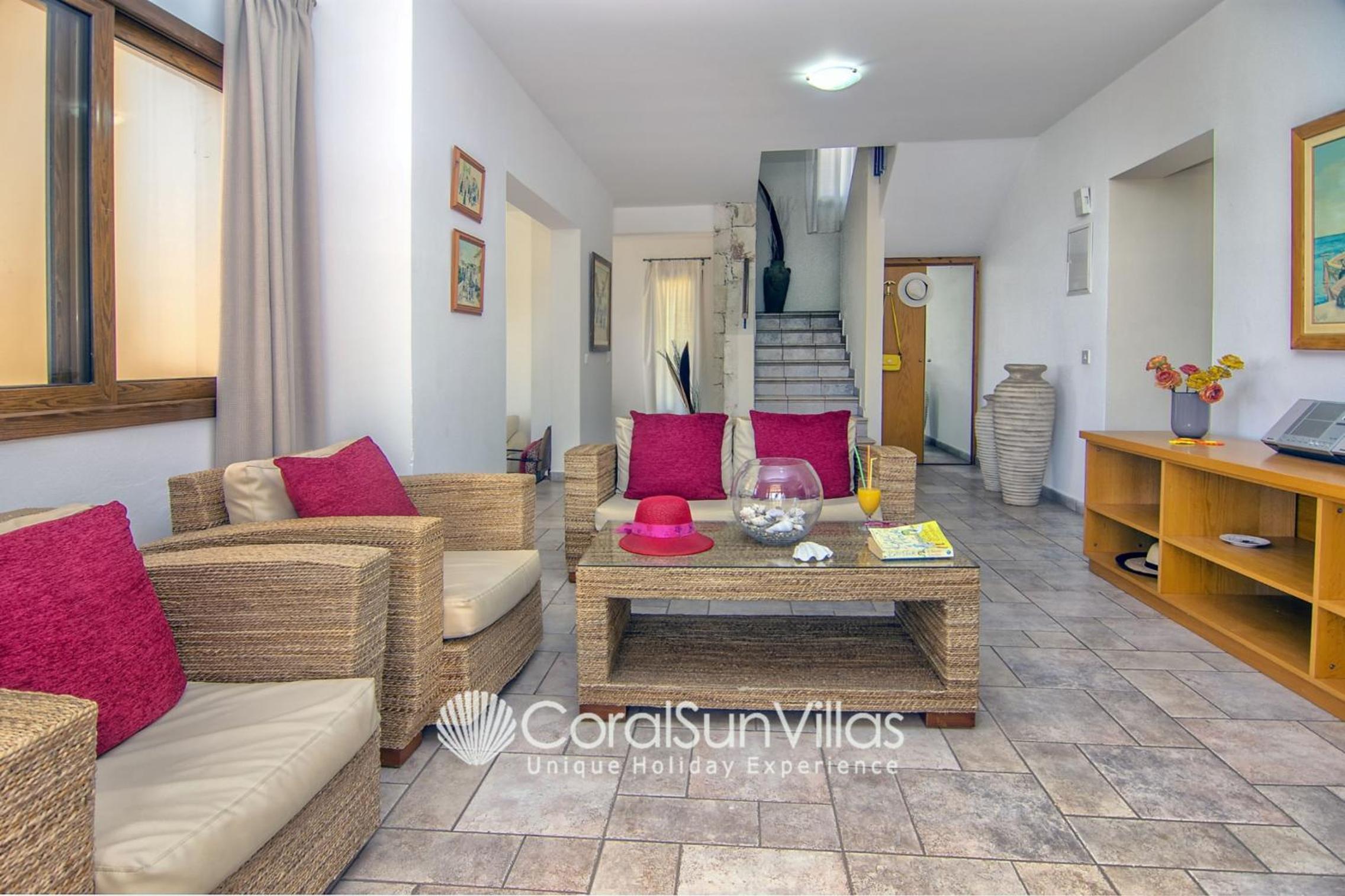 Exceptional Large Villa, FREE HEATED Pool 1 NOV - 15 JAN, Privacy,Prime Location