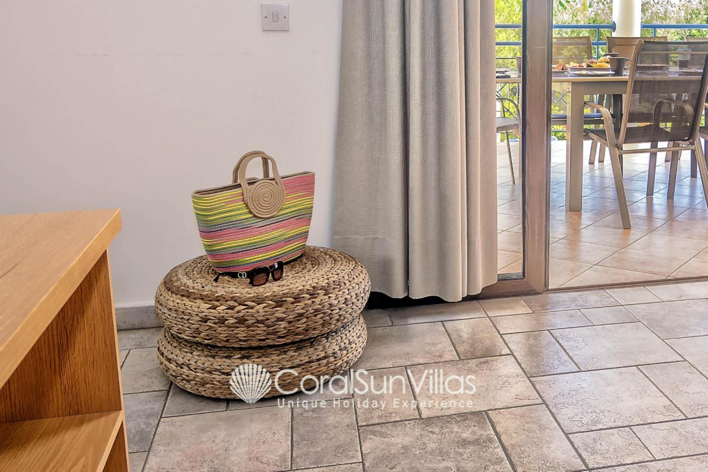 Exceptional Large Villa, FREE HEATED Pool 1 NOV - 15 JAN, Privacy,Prime Location