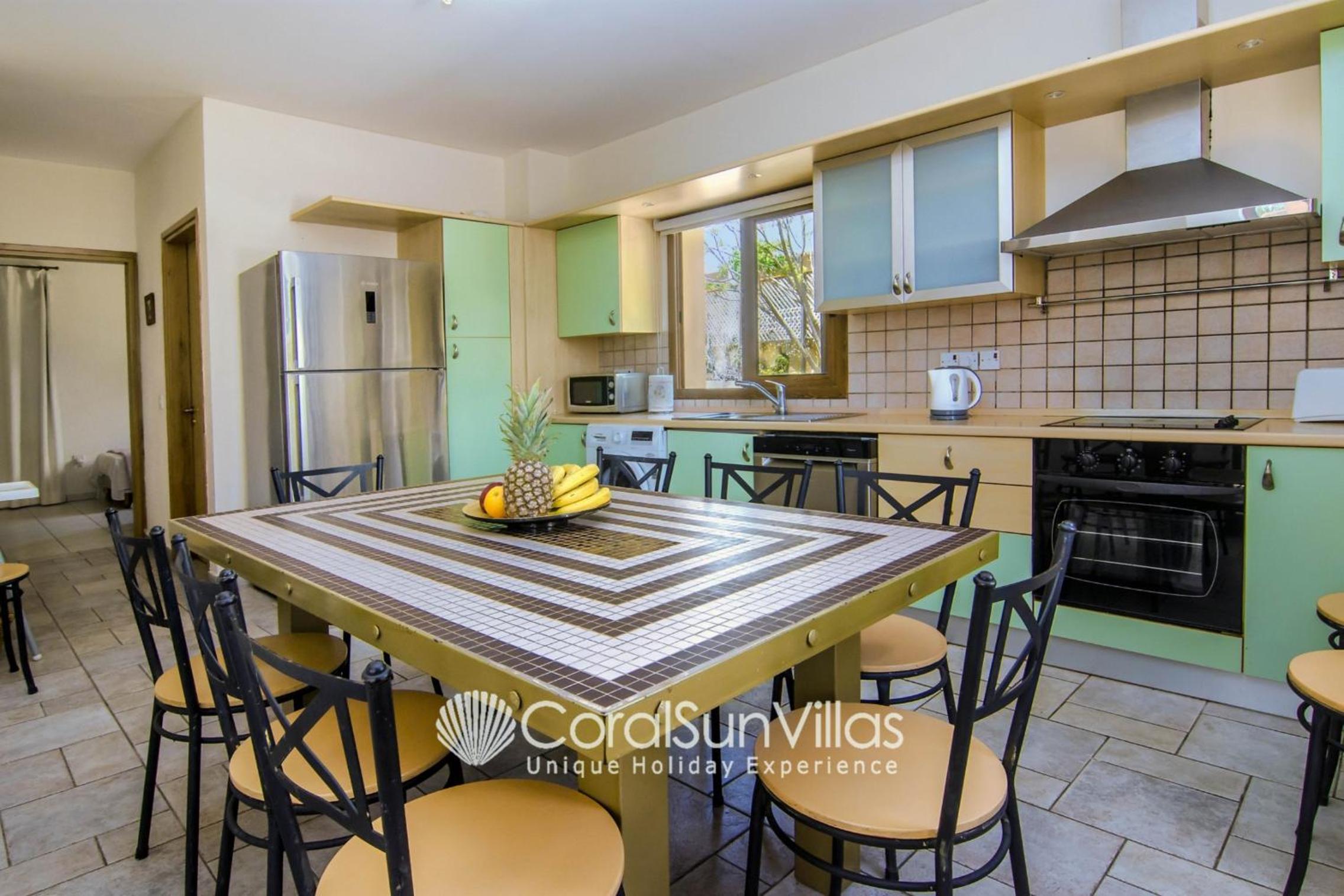 Exceptional Large Villa, FREE HEATED Pool 1 NOV - 15 JAN, Privacy,Prime Location