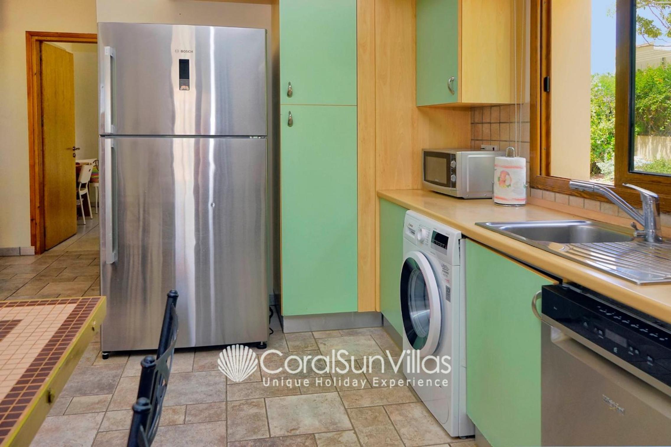 Exceptional Large Villa, FREE HEATED Pool 1 NOV - 15 JAN, Privacy,Prime Location