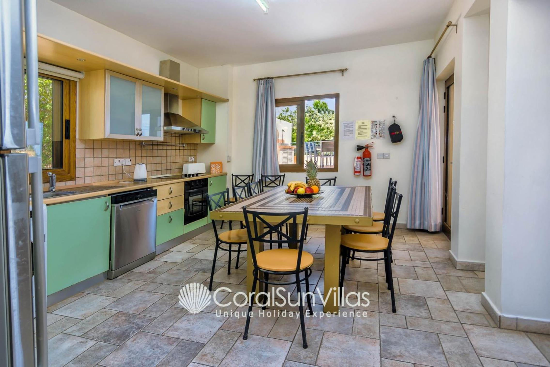 Exceptional Large Villa, FREE HEATED Pool 1 NOV - 15 JAN, Privacy,Prime Location