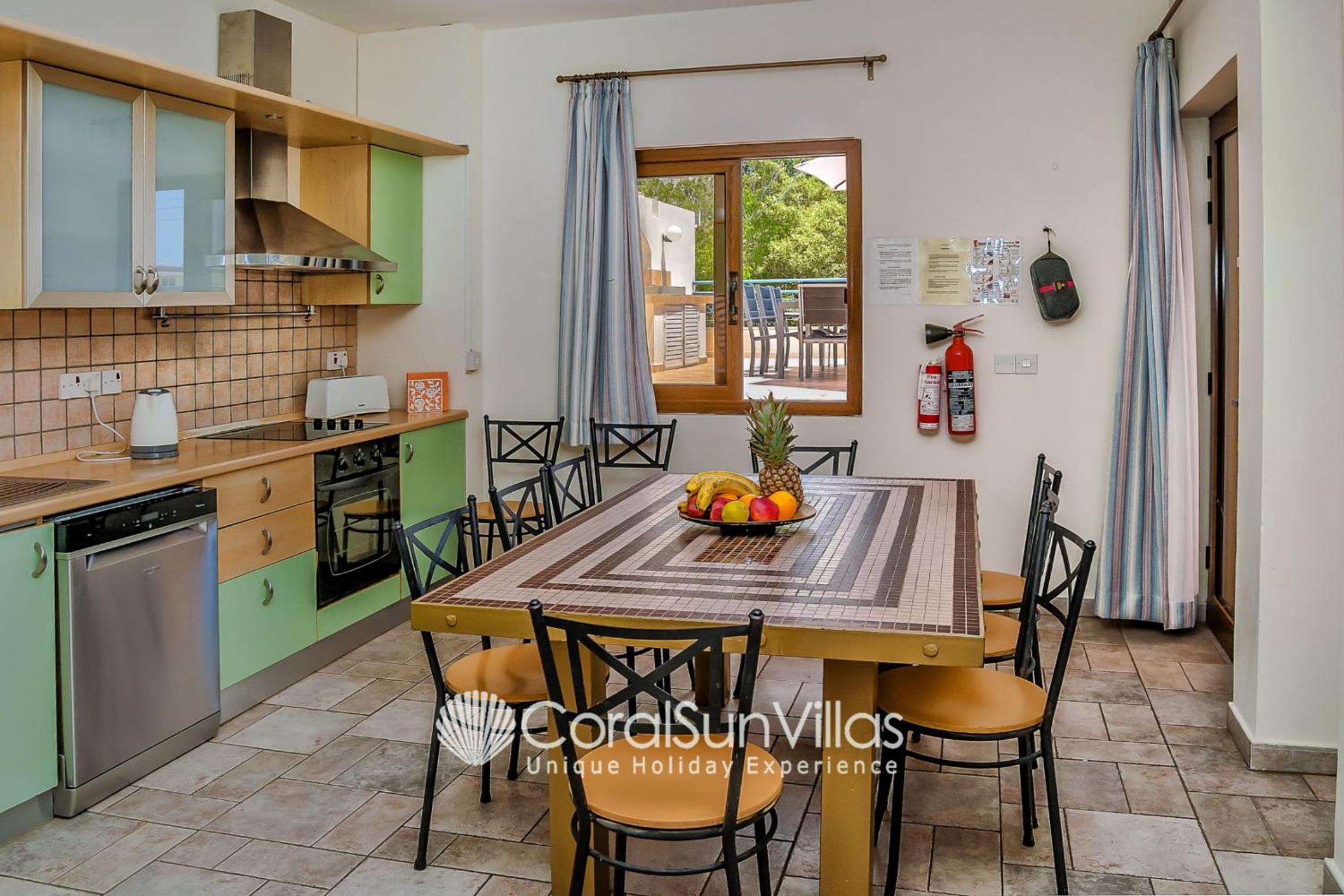 Exceptional Large Villa, FREE HEATED Pool 1 NOV - 15 JAN, Privacy,Prime Location